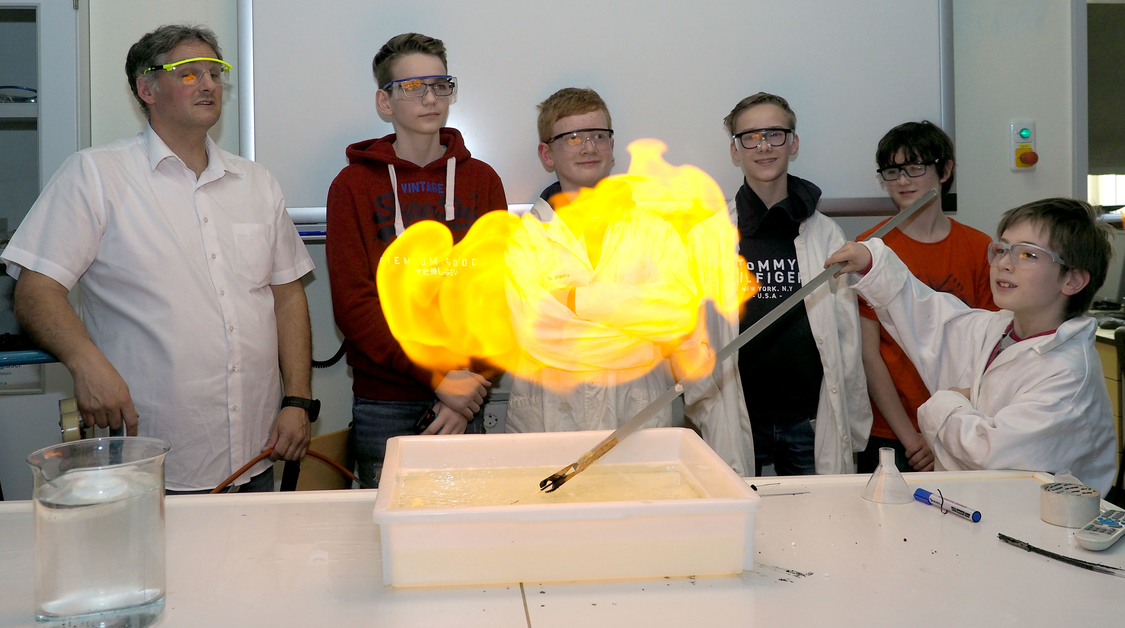 MINT-Koordinator Dr. Marcus Kohnen war die Freude über die gelungenen Chemie-Experimente anzusehen.
Foto: Debus-Gohl