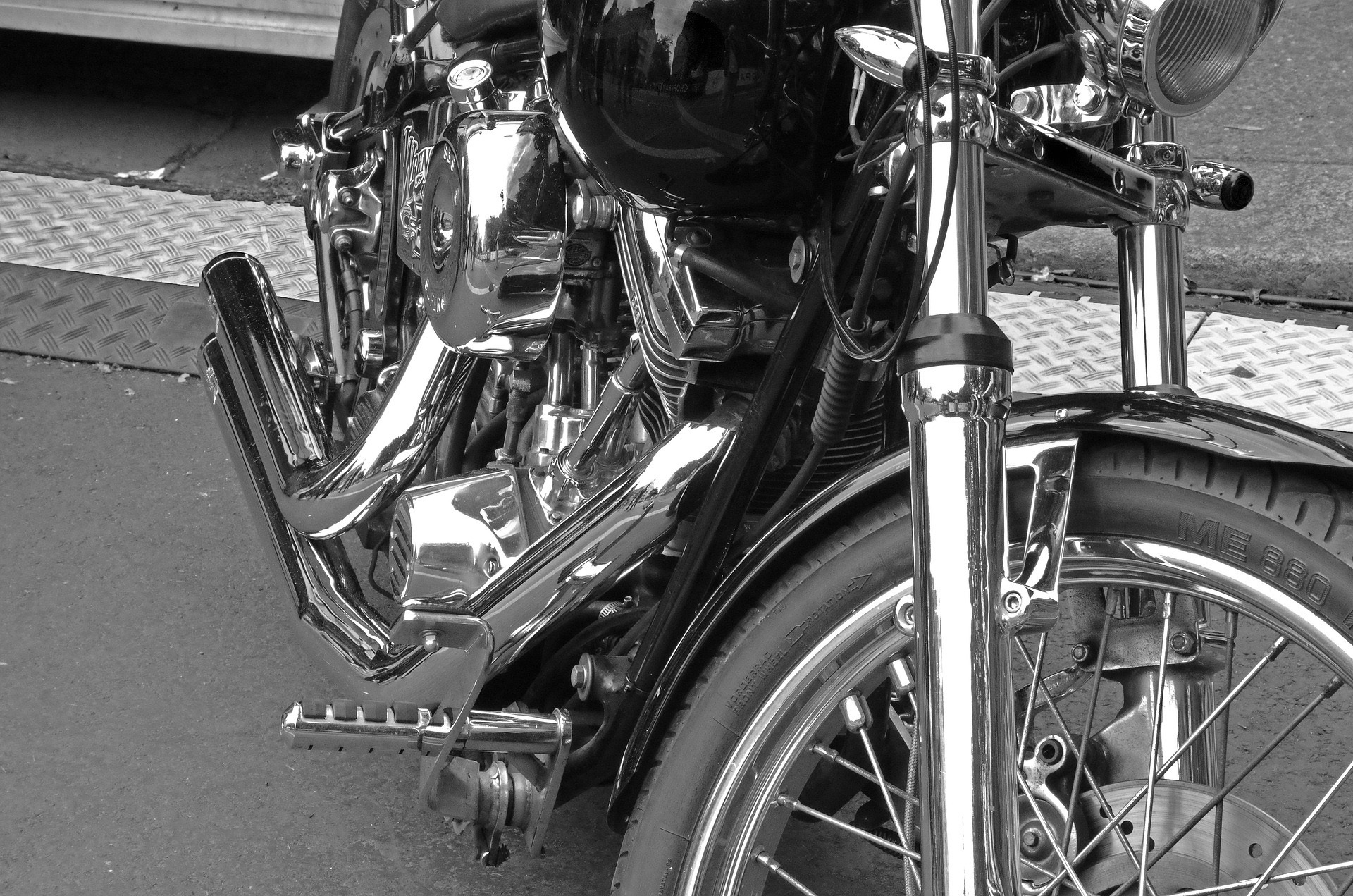 Eine silberne/schwarze Harley Davidson sowie eine weiße Honda RC60 erbeuteten Unbekannte aus einer Tiefgarage an der Händelstraße in Hilden.