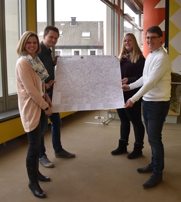 Emanuel Hartkopf, Nicole von Gersum, Eva Völker und Guido Michels mit der neuen Übersichtskarte. Foto: Ennepe-Ruhr-Kreis