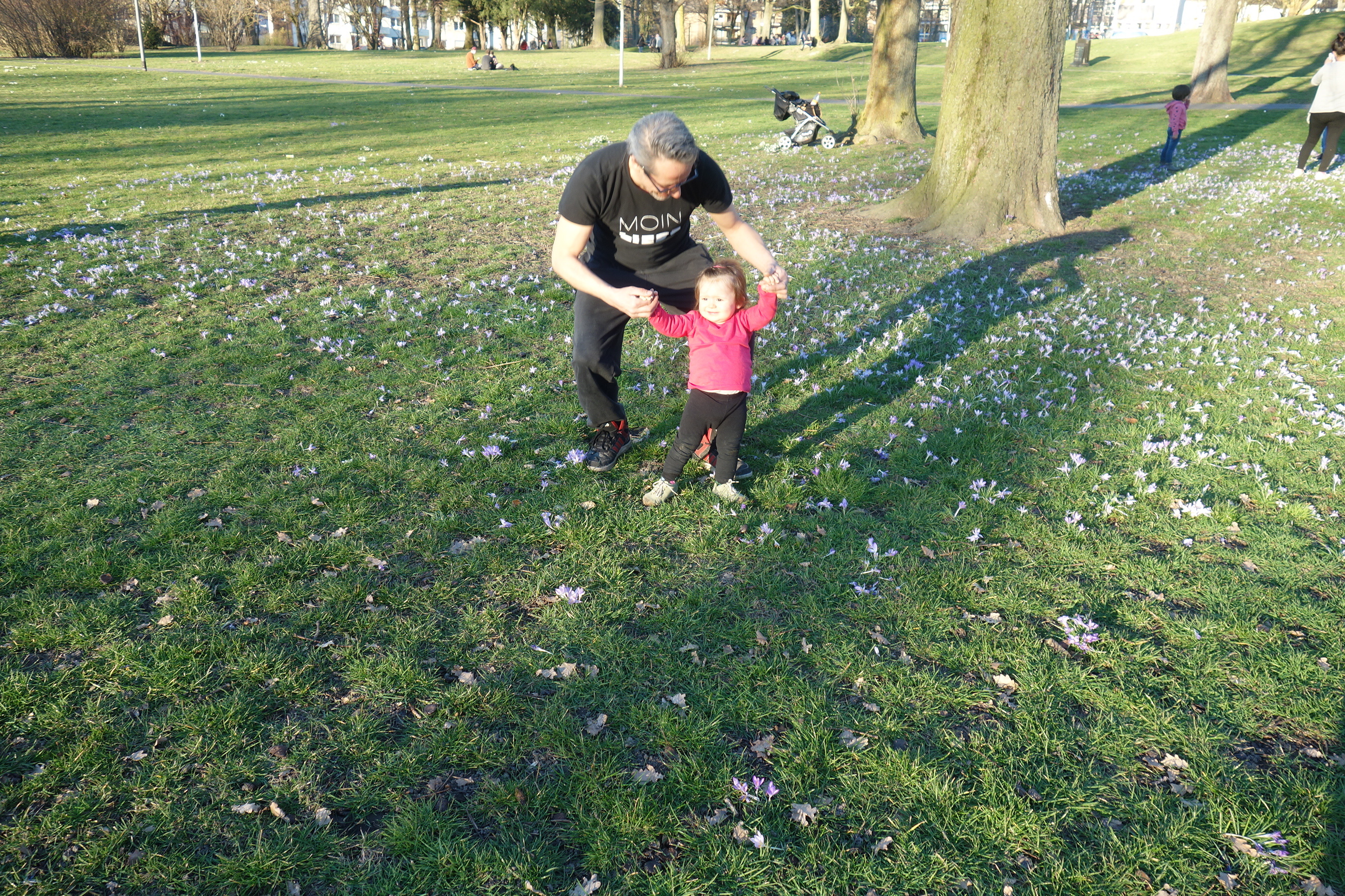 Papa Patrick mit Töchter Emma genießen die Abendsonne.