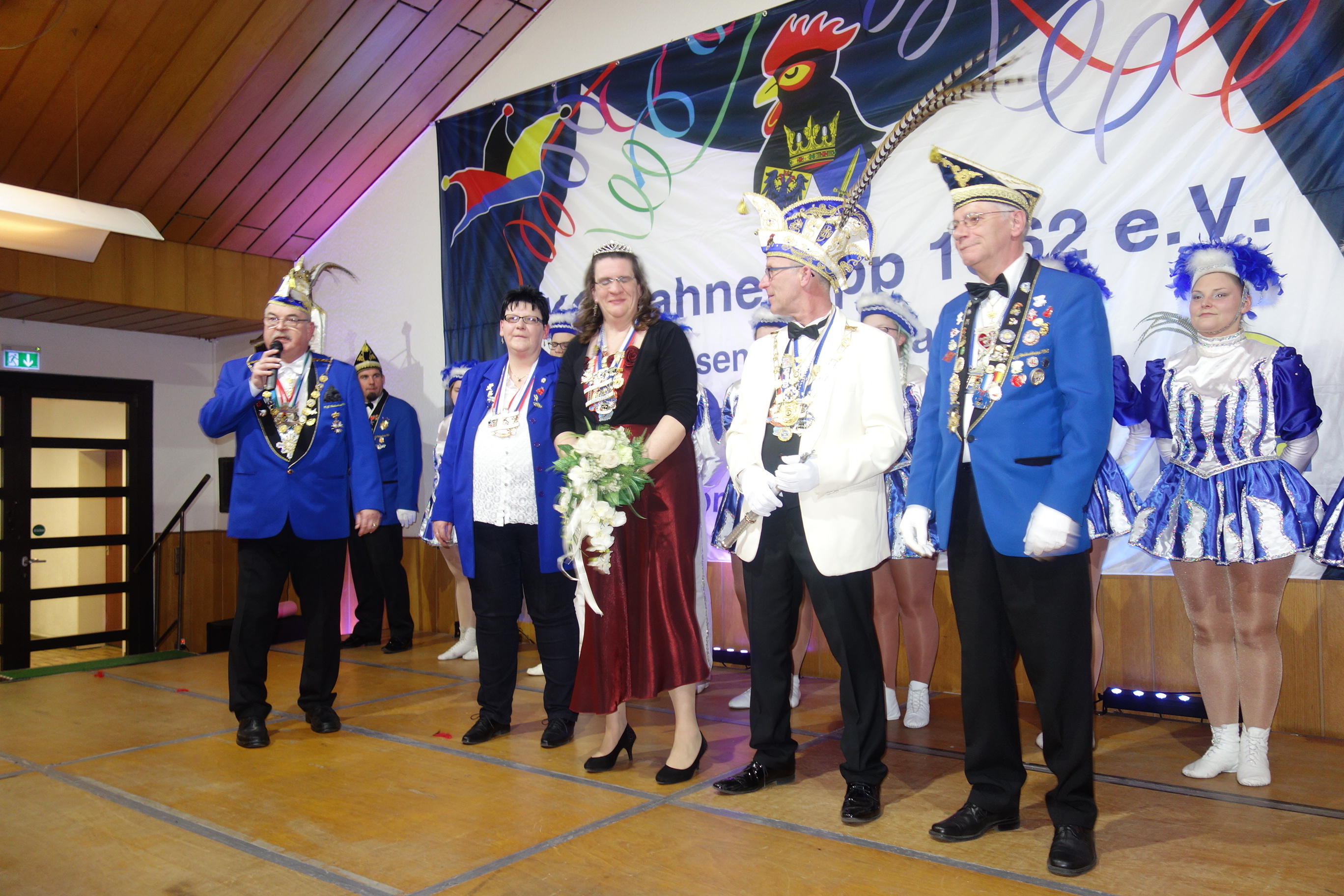Spannender Augenblick: Präsident Ralf Wierig greift zum Mikrophon: Werden Angelika I. und Thomas II. zum zweiten Mal hintereinander Hahnekopp-König...