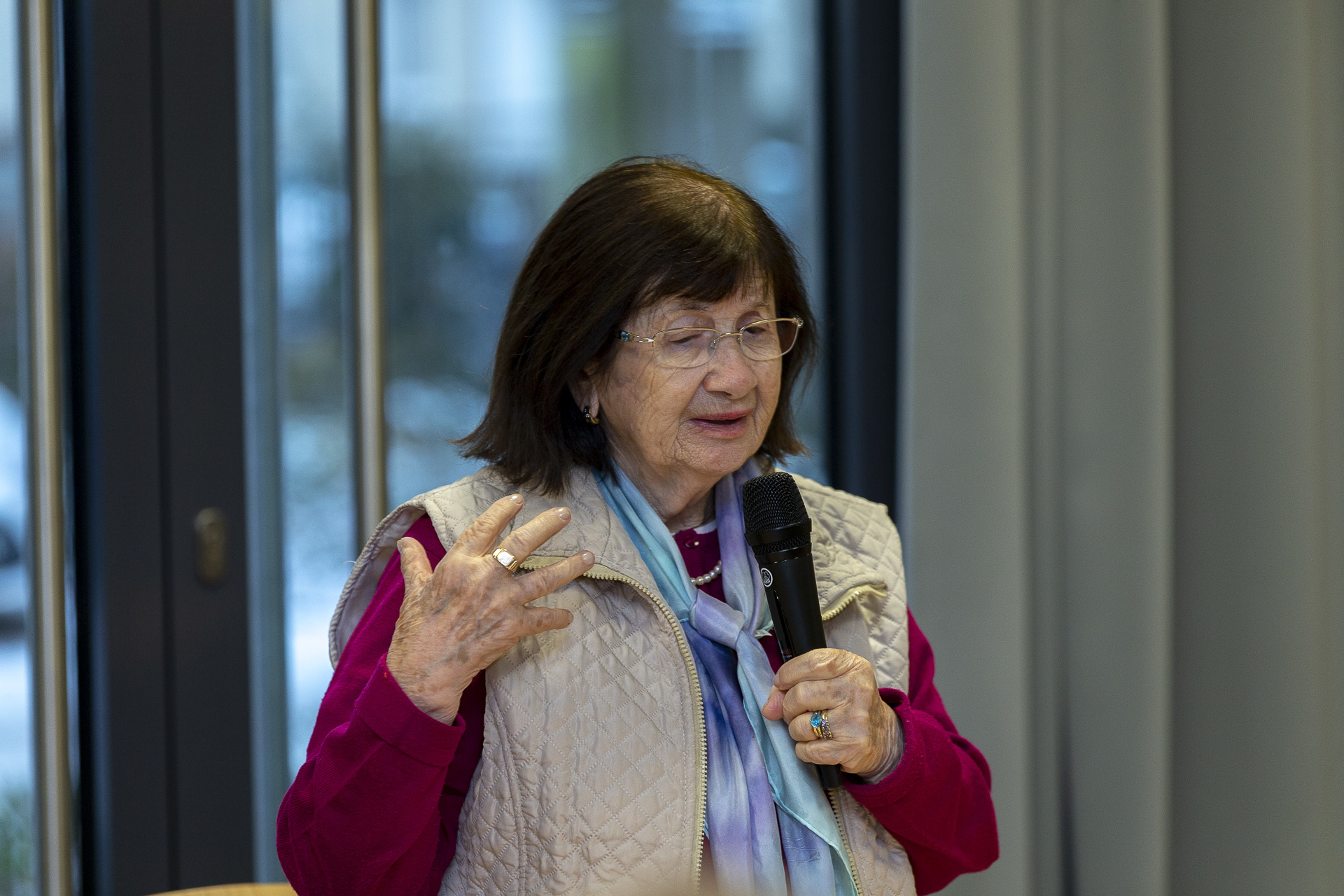 Als die 89-jährige Halina Birenbaum erzählte, dass sie per Brief-, e-mail und facebook mit Menschen, die Interesse ihrer Geschichte haben, kommuniziert, erntete sie Lacher unter den Schülern. Am Ende ihres Vortrages wurde ihr aber mit großem Applaus gedankt für ihre Darstellung des Erlebten, die Bilder des Grauens herauf beschworen und die Schüler tief beeindruckten. Foto: Gerd Kaemper