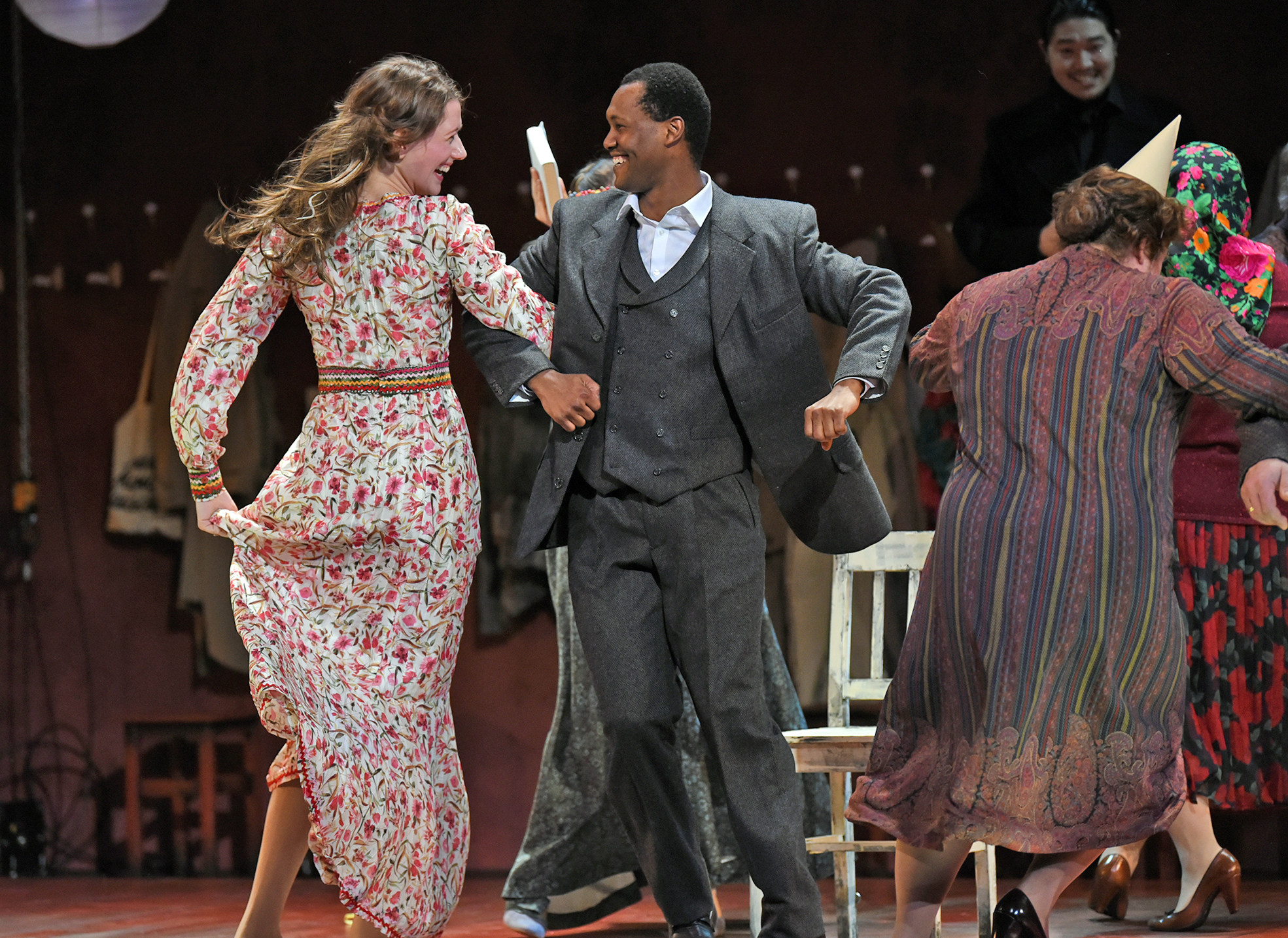 Olga, Lina Hoffmann, und ihr Verlobter Lenski, Khanyiso Gwenxane, scheinen glücklich miteinander zu sein. Foto: Karl und Monika Forster