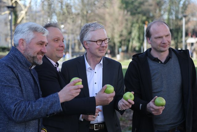 Lutz Borgolte, Sven Wiedemeyer, Dirk Matthiessen und Carsten Wiedemeyer (v.l.) versprechen viel Bewährtes, aber auch einiges "Frisches" für die Sommernächte 2019 mit Genuss pur als Höhepunkt. Darauf schon mal einen leckeren, grünen Apfel - das Symbol für das Schlemmer-Vergnügen! Foto: Schulte