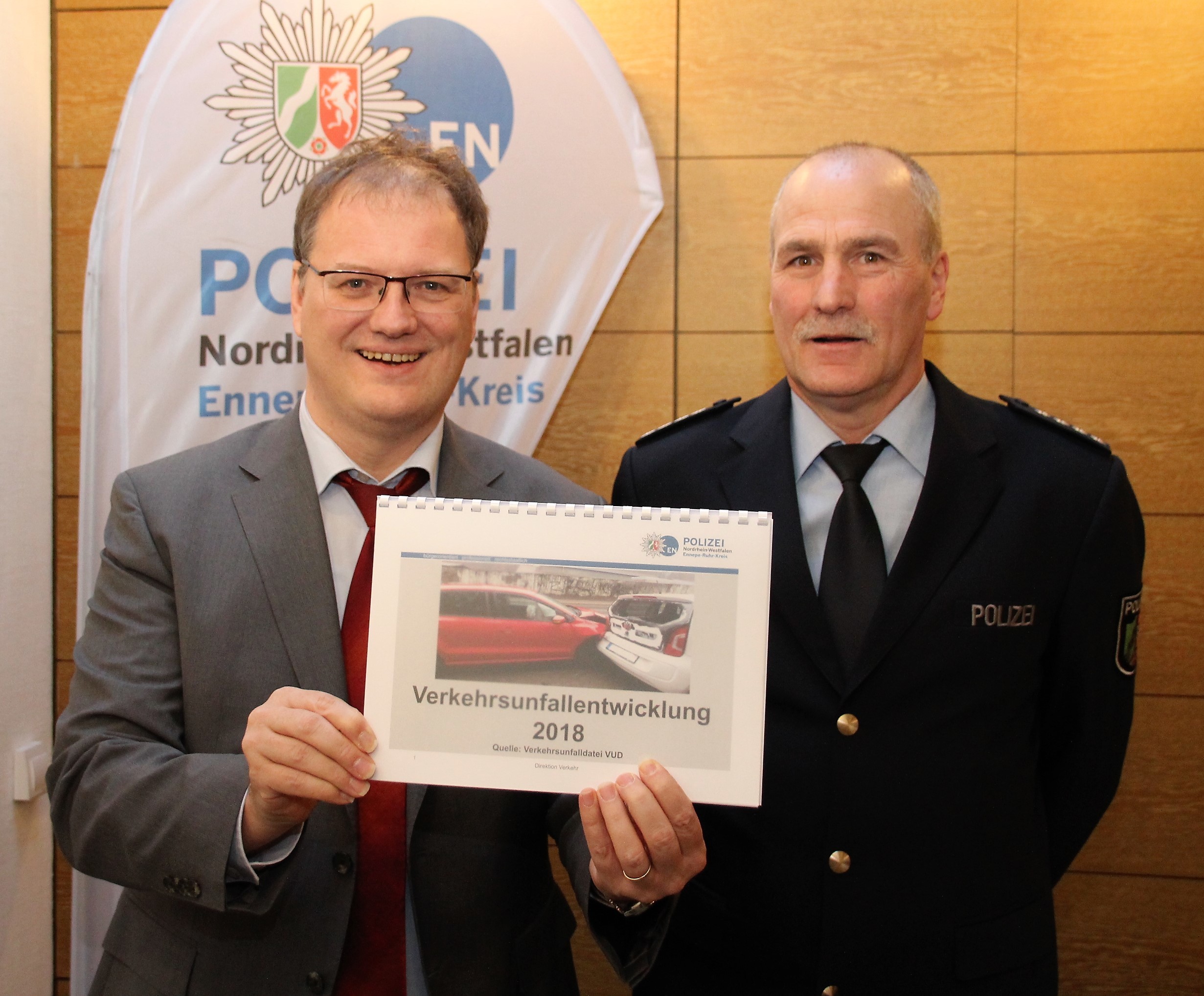 Landrat Olaf Schade (li.) und PHK Mario Klein (re.) bei der Vorstellung der Verkehrsunfallstatistik für das Jahr 2018.