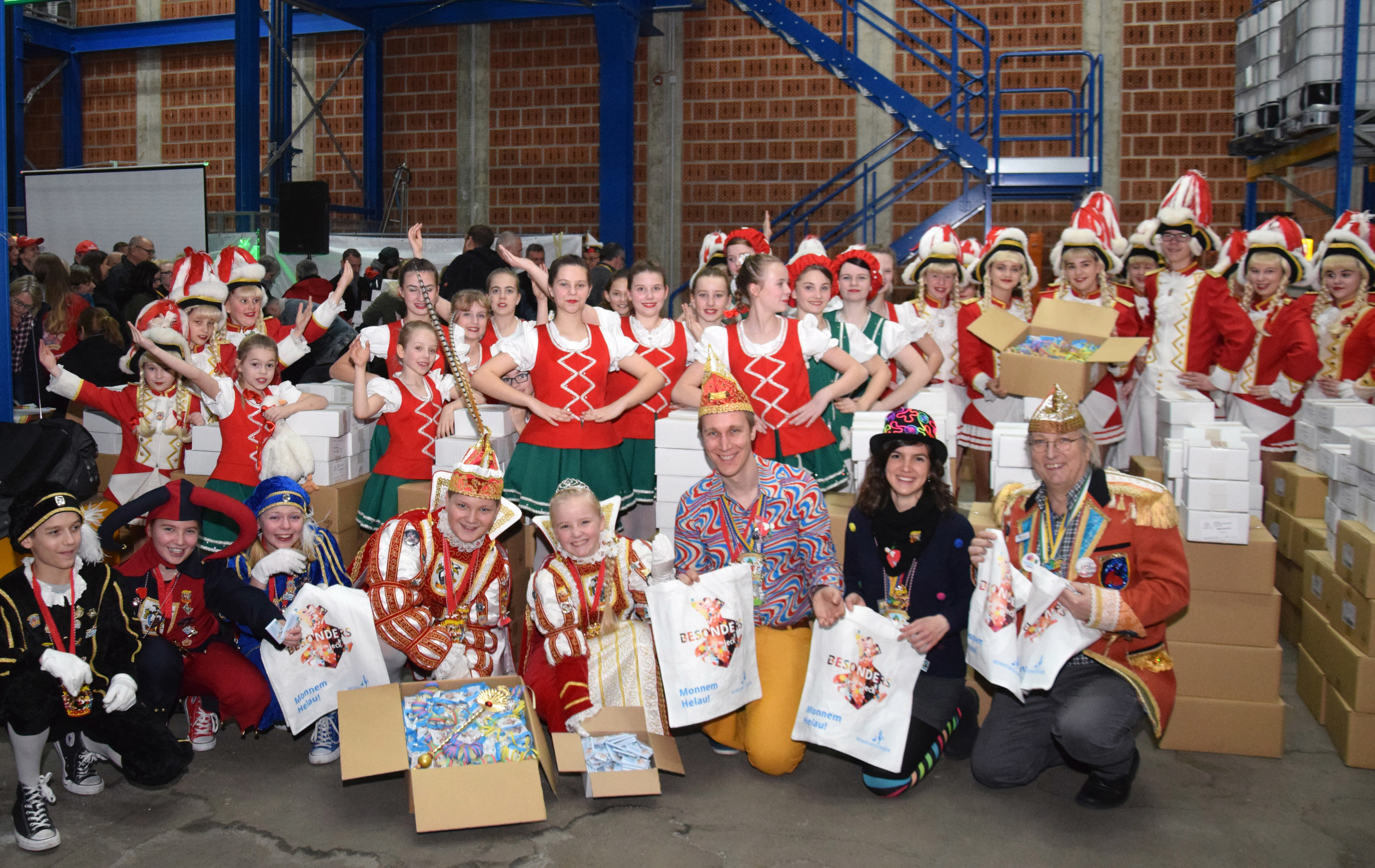 Neben dem großen und dem kleinen Monheimer Prinzenpaar sorgten auch die beiden Tanzgarden der Gänselieschen und Spielmänner sowie der Funkenkinder für karnevalistische Stimmung bei der Fairtrade-Kamelle-Übergabe in der Wagenhalle des städtischen Betriebshofs.
Foto: Thomas Spekowius