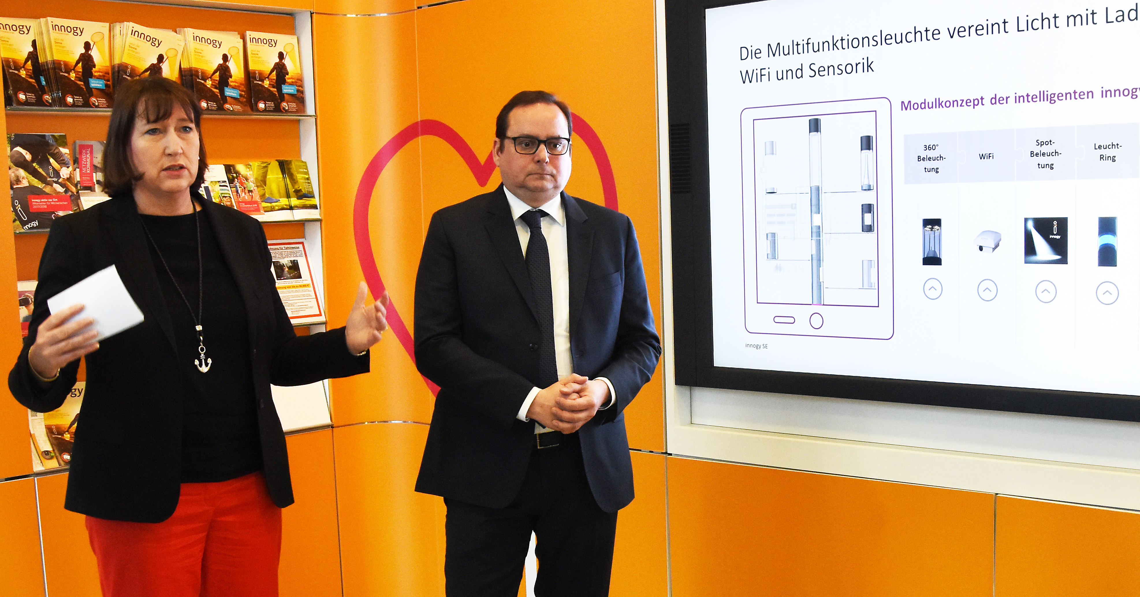 Hildegard Müller (innogy) und Oberbürgermeister Thomas Kufen erläutern die Funktionen der Smart Poles.