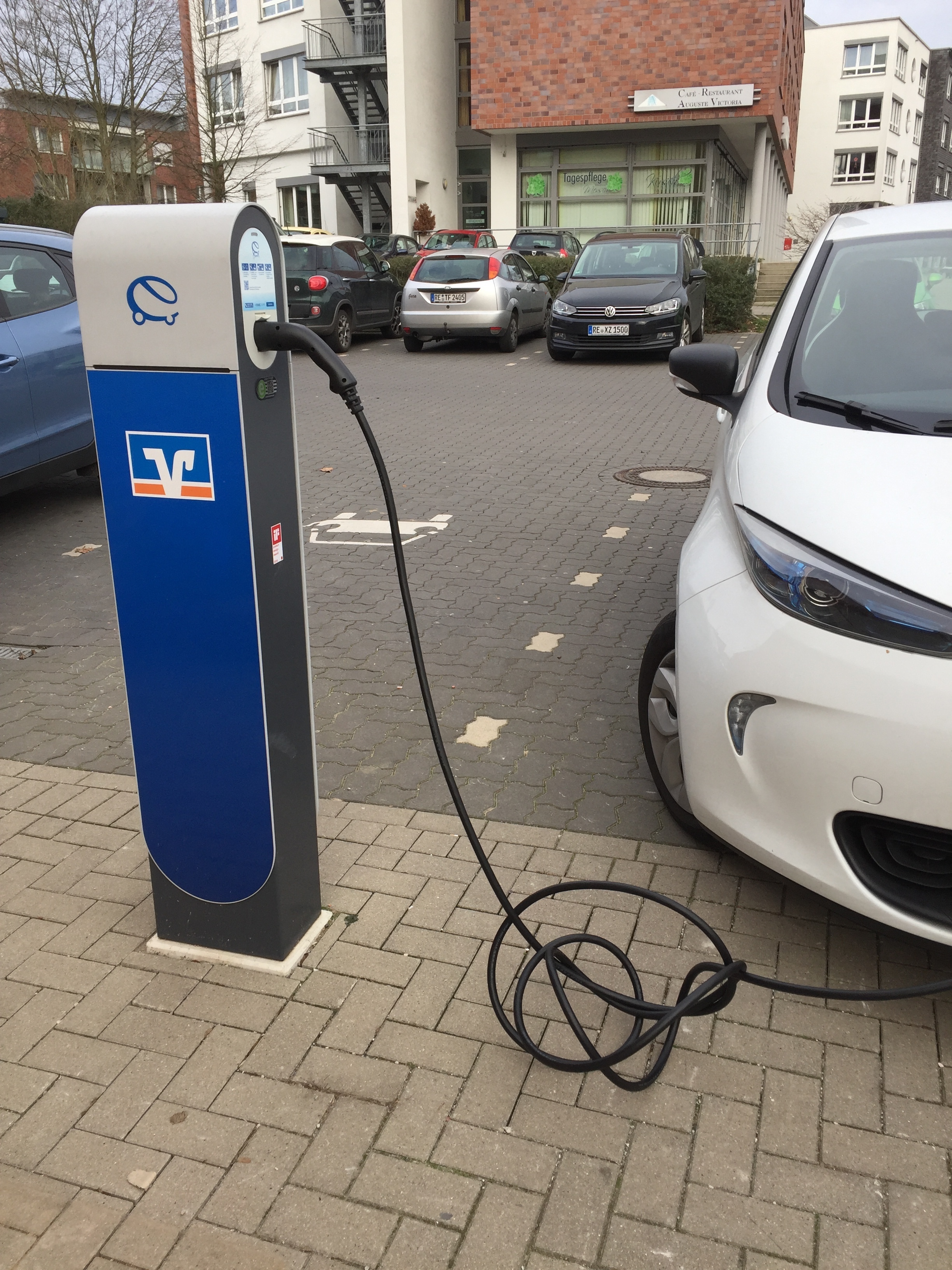 Das Standardladekabel gehört in der Regel zum Lieferumfang der Elektro-Mobile und kann sowohl an den öffentlichen als auch zu Hause an der Wallbox eingesetzt werden.