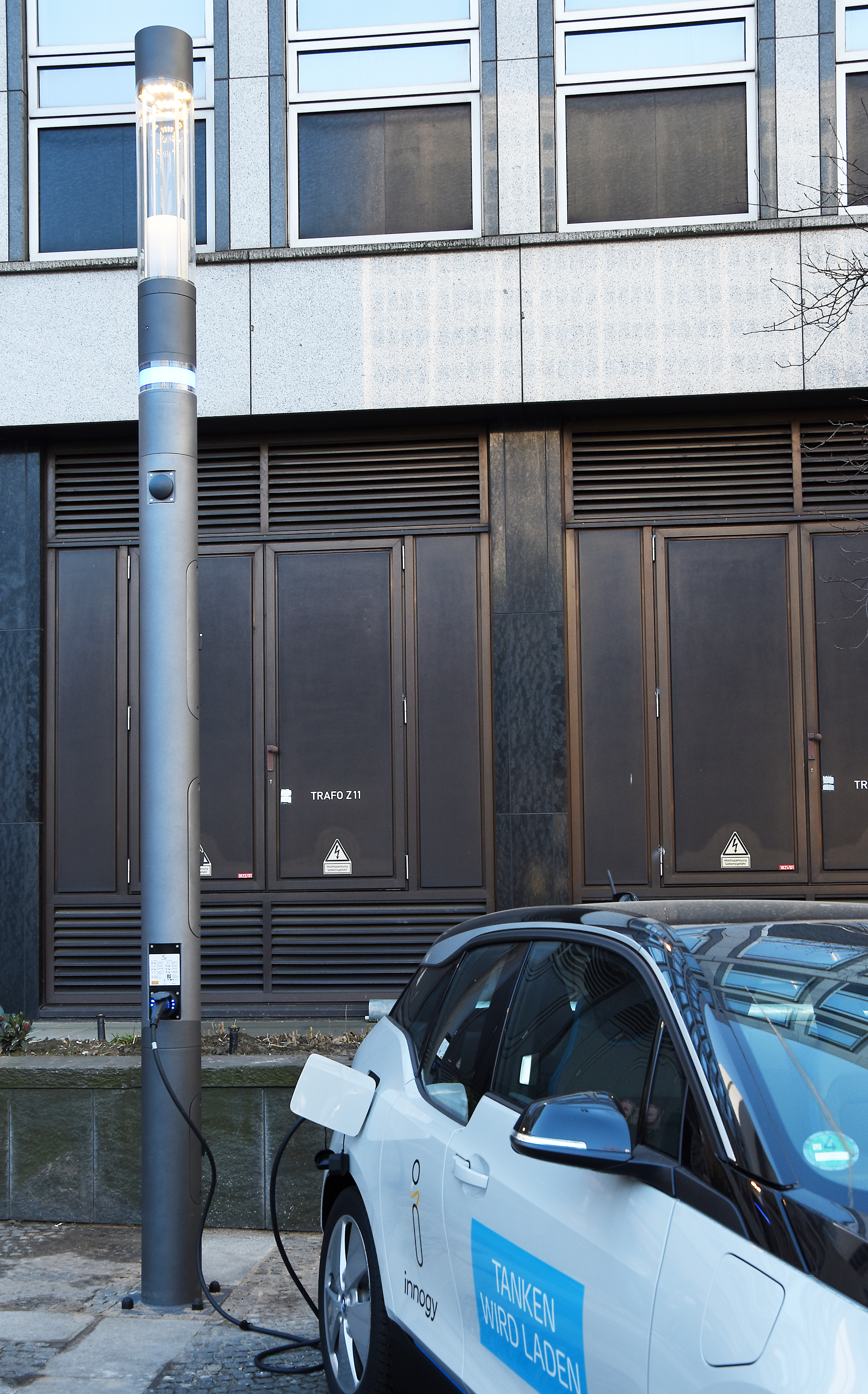 Schlicht und unauffällig, aber mit einem Paket Technik ausgestattet sind die ersten intelligenten Lichtmasten von innogy an der Kruppstraße 5.