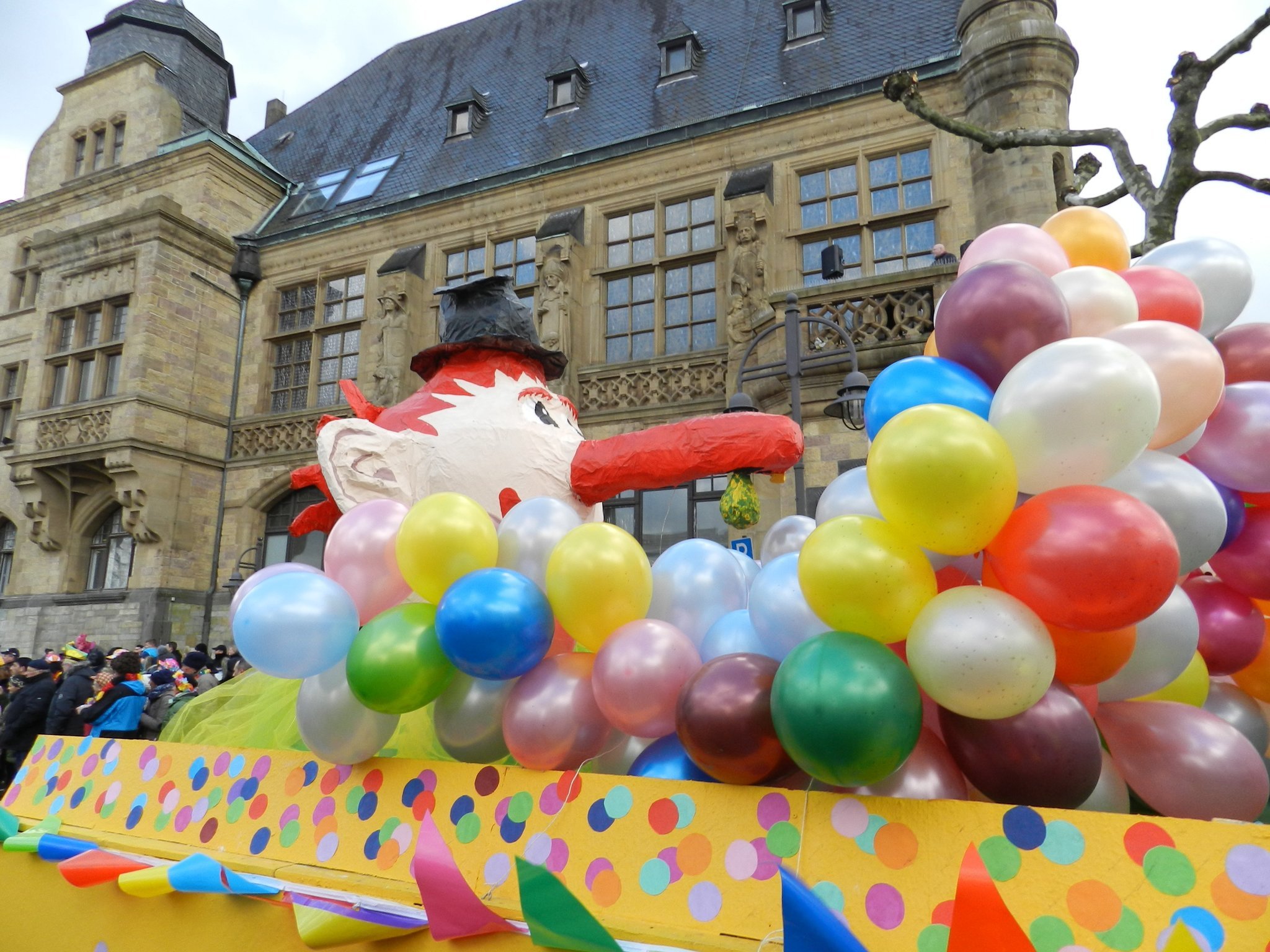 Motiv- und Vereinswagen sowie kunterbunte und witzige Fußgruppen bilden den Rosenmontagszug Recklinghausen.
