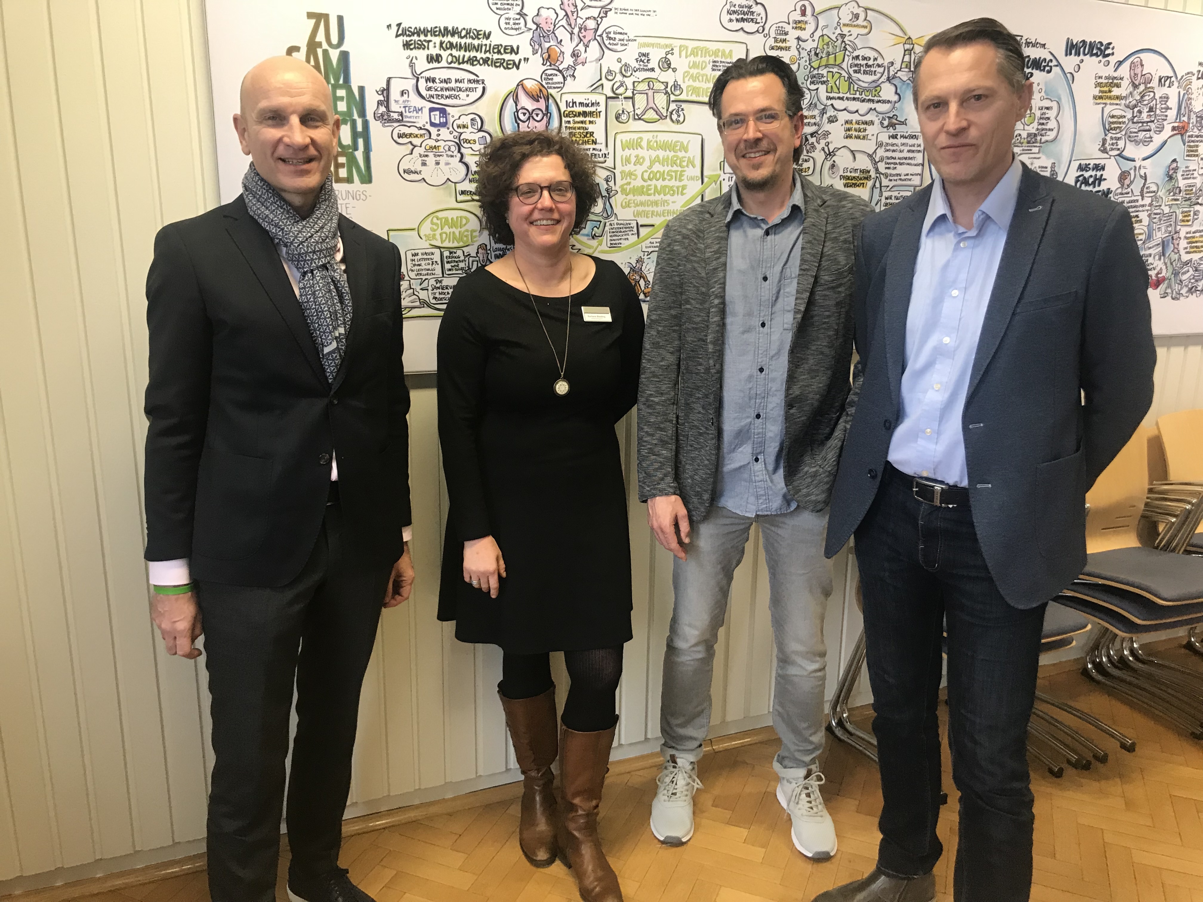 Dr. Christian Utler (links), medizinischer Geschäftsführer der Paracelsus Kliniken begrüßte gemeinsam mit Klinikmanagerin Barbara Bieding das nunmehr komplettierte Team: Dirk Prickel (2.v.r.) und Dr. Karsten Kinzig (rechts). Foto: Klinik