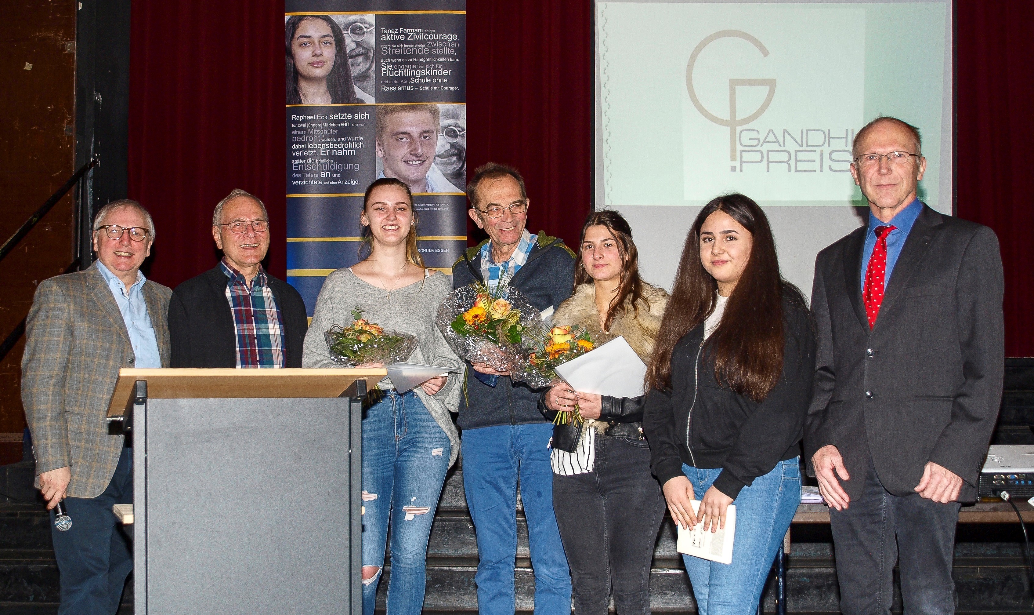 Das Foto entstand bei der Preisverleihung in der Frida-Levy-Gesamtschule: Dietmar Klinke, Schulreferent des Kirchenkreises Essen; Reinhold Weber, Fördergemeinschaft Friedensarbeit und Gewaltlosigkeit e.V.; Larissa Homscheidt, Preisträgerin; Ludger Hülskemper-Niemann, Preisträger; Magdalena Krawczak, Preisträgerin; Hümeyra Güven, Nominierte; Berthold Kuhl, Schulleiter (v.li.).