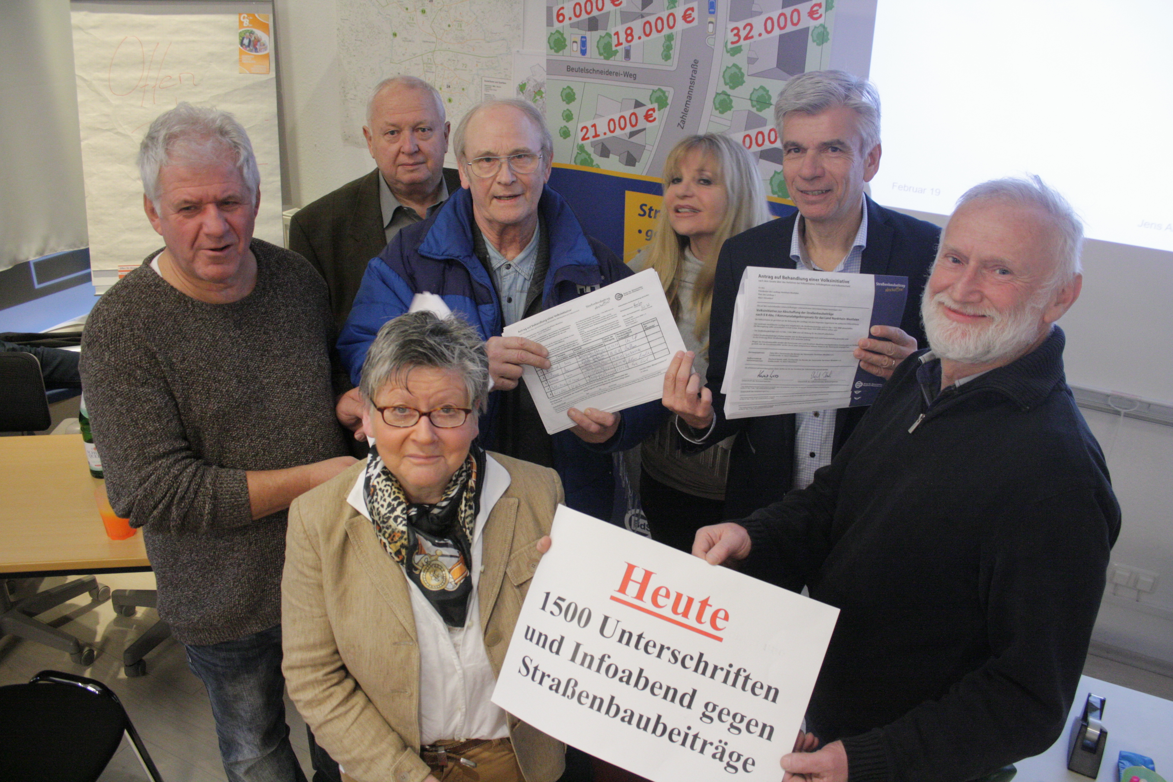 1.600 Unterschrifter gegen Straßenbaubeiträge. Fotos: privat