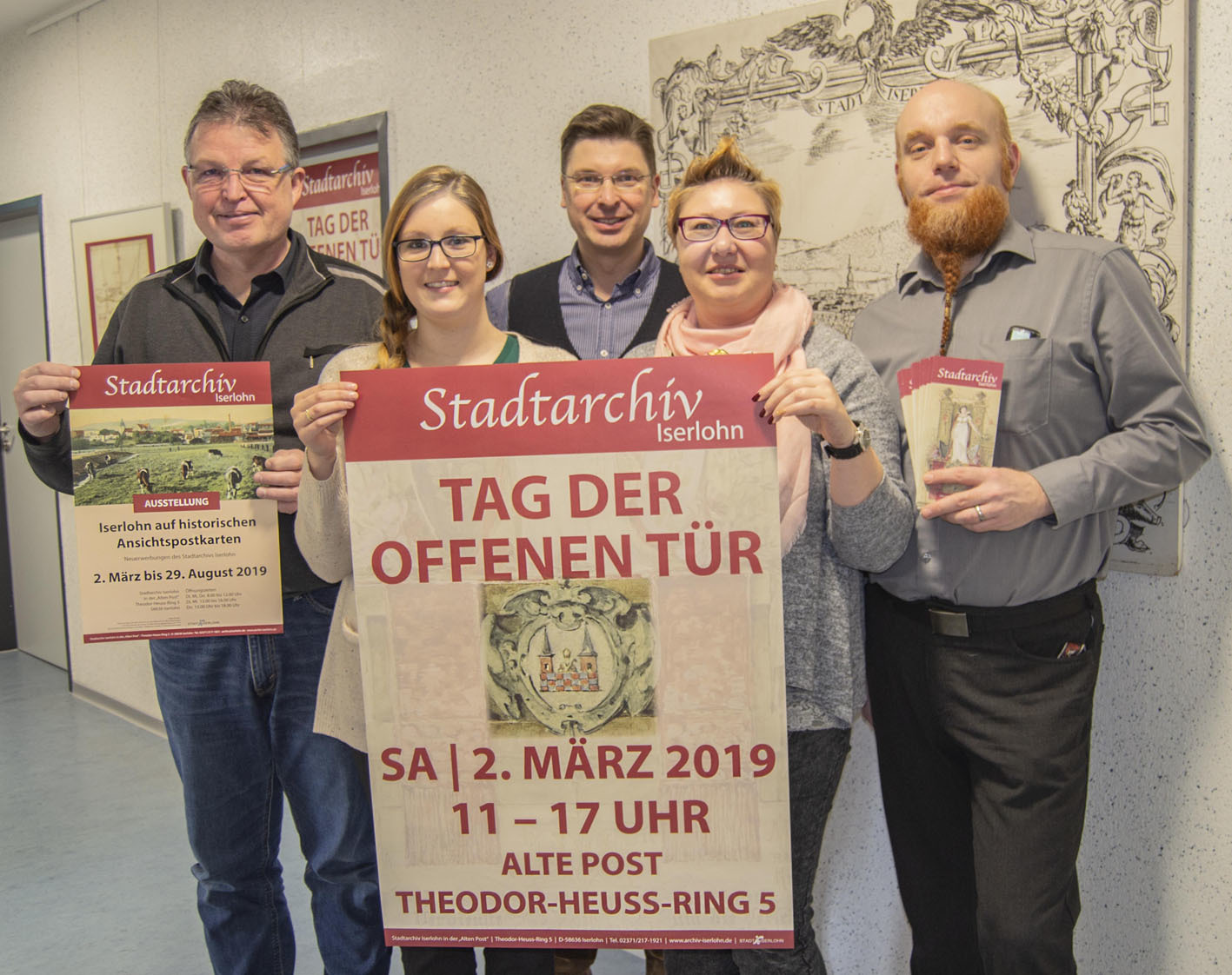 Das Team des Stadtarchivs lädt zum „Tag der offenen Tür“ ein (v.l.n.r.): Frank Brandt (Bundesfreiwilliger), Katharina Krone (Auszubildende), Stadtarchivar Rico Quaschny, Kathrin Biskup und Christian Gropp.Foto: Stadt