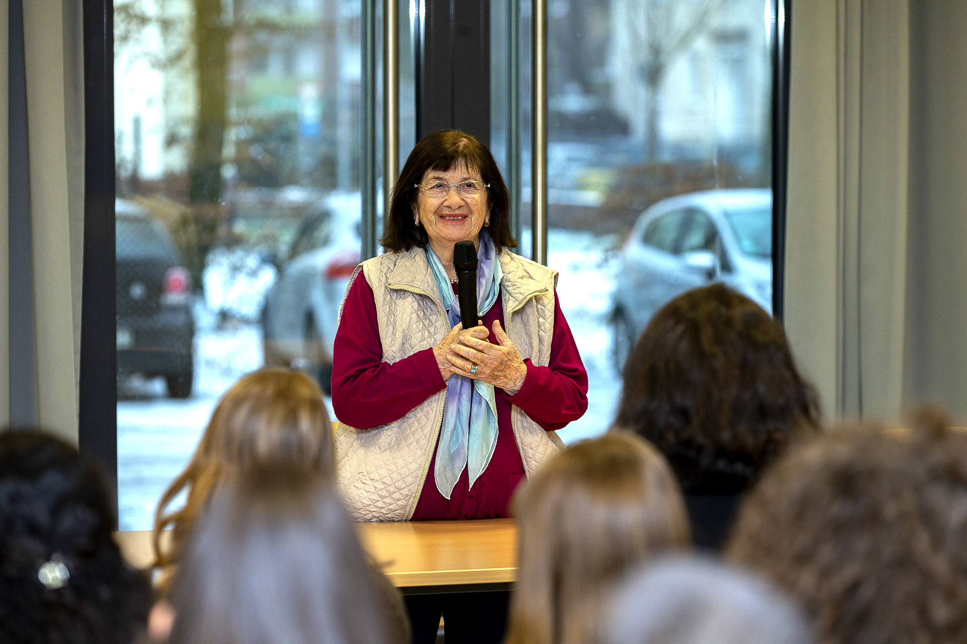 Geduldig beantwortete Halina Birenbaum die Fragen der aufmerksamen und interessierten Schüler. Foto: Gerd Kaemper