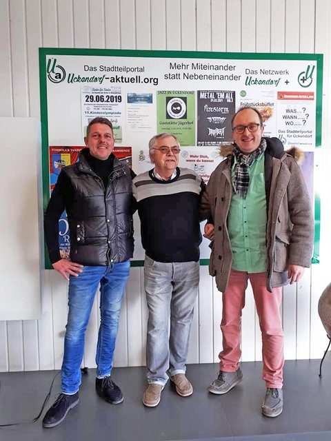 Michael Tenbrink von Holz Meyer sowie Willi Müller und Volker Bruckmann vom Netzwerk Ückendorf+ nach getaner Arbeit, nämlich der Bestückung der Pinnwand mit Veranstaltungsplakaten. Foto: Astrid Becker