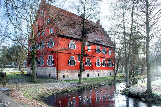 Im Vorfeld der für 2027 geplanten IGA im Ruhrgebiet will der SPD-Ortsverein u.a. die Vorschläge für die Nutzung von Haus Wenge und die Instandsetzung der Gräfte, die den ehemaligen Adelssitz an der Alekestraße umschließt, begleiten.