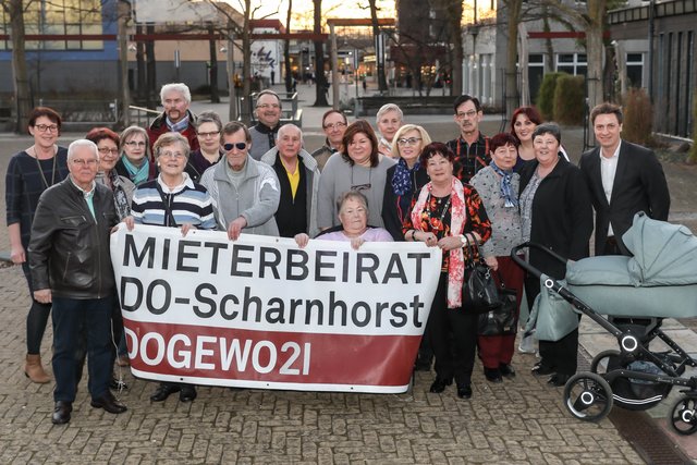 Angesichts des frühlingshaften Wetters konnten sich die eingeladenen Preisträger des Balkonblumen-Wettbewerbs von Dogewo21 und Mieterbeirat vor dem Franziskus-Zentrum am Rande des EKS zum Erinnerungsfoto aufstellen.
