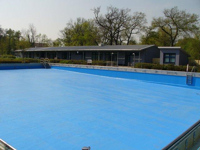 Die Situation rund um das Freibad Hiesfeld bleibt unklar. | Foto: SD