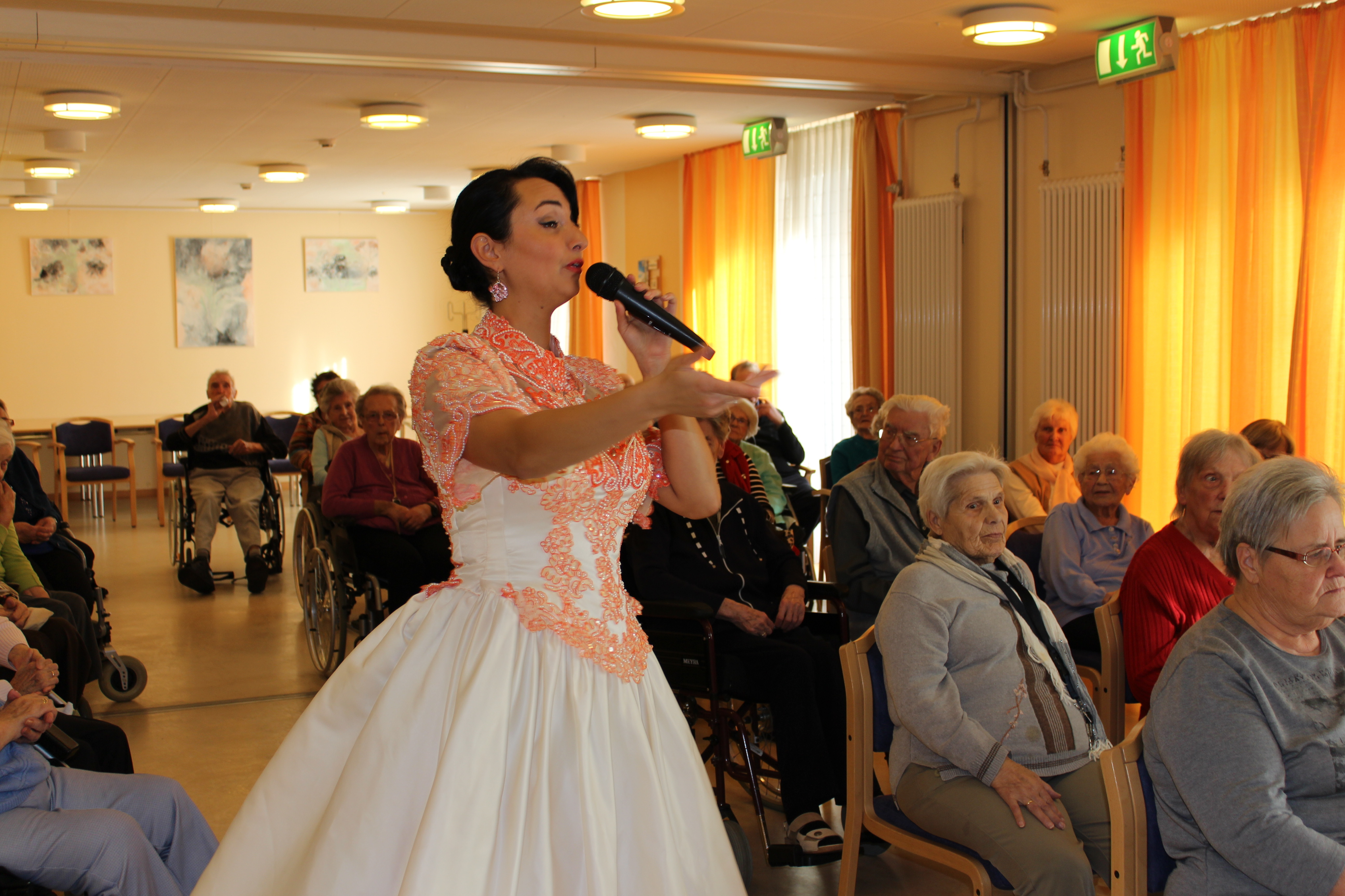 Mit einem bunten Strauß an bekannten Operettenmelodien begeisterten Margery und Lida Hartmann die Bewohner des Seniorenzentrums Letmathe. Fotos: privat
