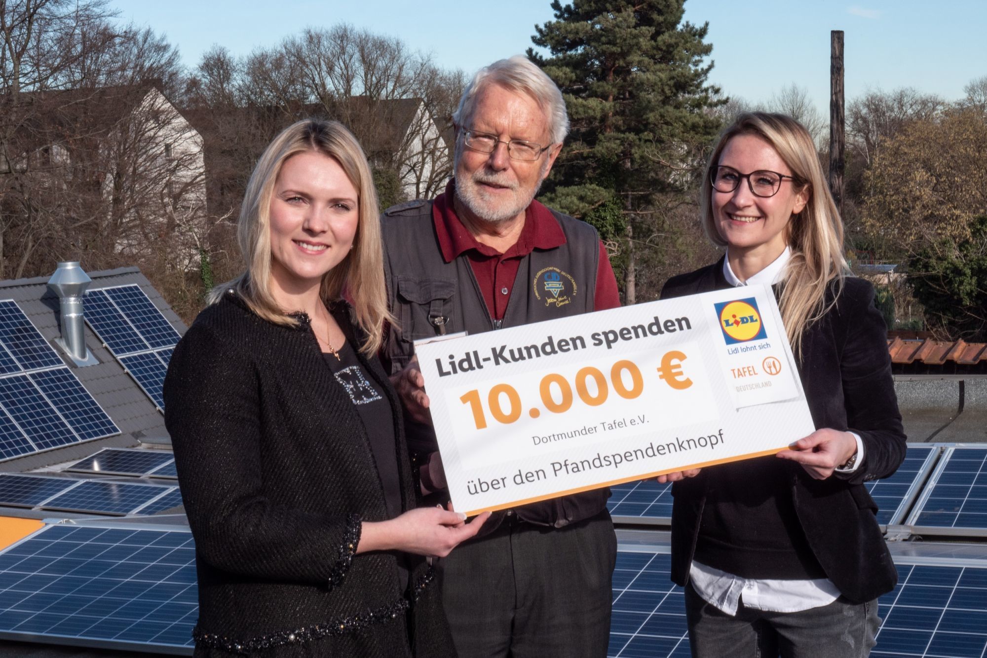 Bei der Scheck-Übergabe: Dr. Horst Röhr mit Karoline Schemp, Verkaufsleiterin in der Lidl-Regionalgesellschaft Bönen und Jennifer Kaczor, Lidl.
