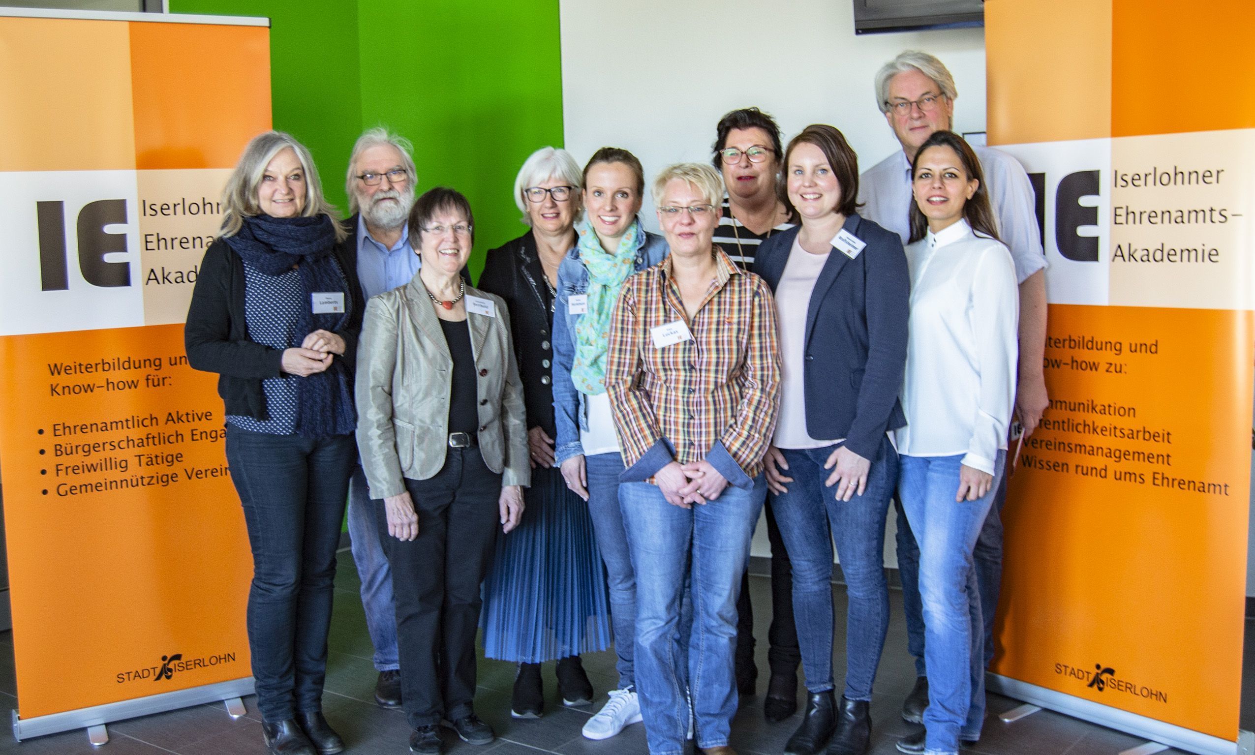 VHS-Leiter Rainer Danne, Programmbereichsleiterin Ulrike Eichholz, Projektkoordinatorin Lieselotte Berthold sowie Dozentinnen und Dozenten erläuterten die neue Iserlohner Ehrenamts-Akademie. Foto: Stadt Iserlohn