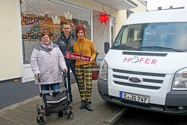 Frisörin Conny Vatter (rechts) hat bisher einen "privaten" Bustransfer für Bürger organisiert. Foto: Janz