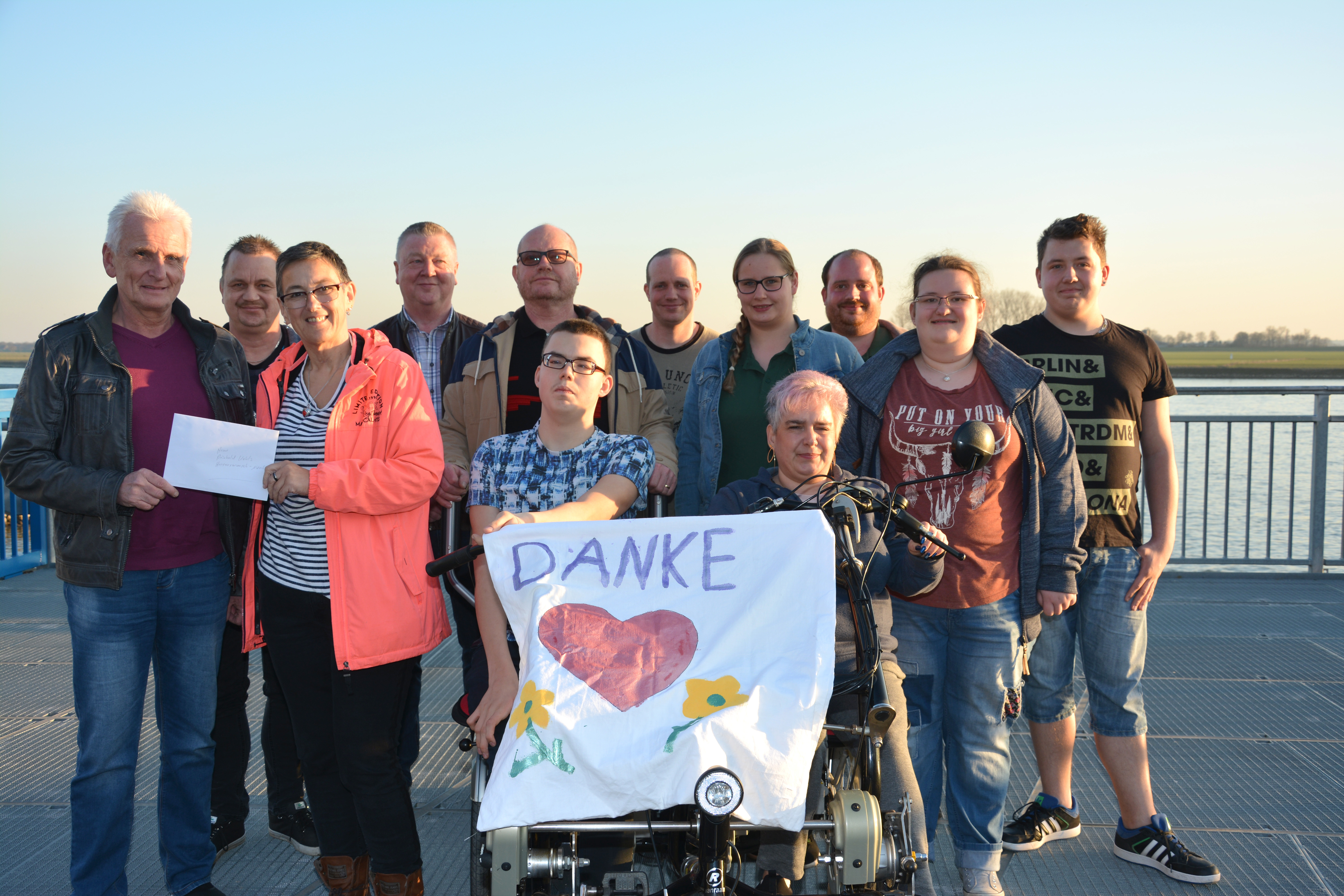 Mitglieder vom Bürgerschützenverein Kellen freuten sich mit Leon über sein neues Tandemfahrrad. Und für die Aktion Herzenswunsch gab es noch eine kleine Spende, die Reinhold Kohls (links) von Monika Overkamp entgegen nahm.