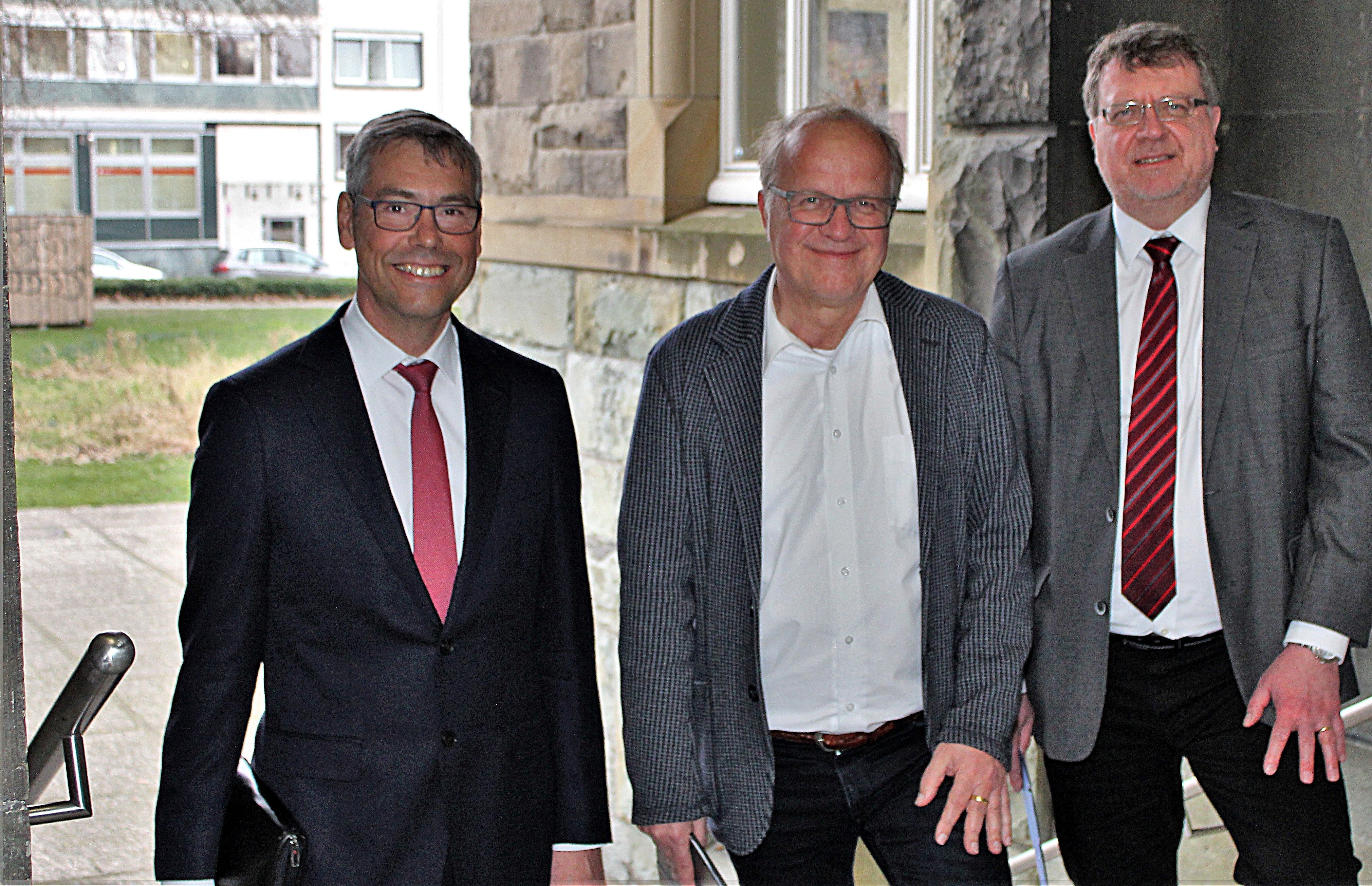 Finden die Idee der Kanalnetzübertragung sinnvoll: Norbert Jardin, Vorstand Ruhrverband, Bürgermeister Dirk Glaser und Kämmerer Frank Mielke. Foto: Pielorz