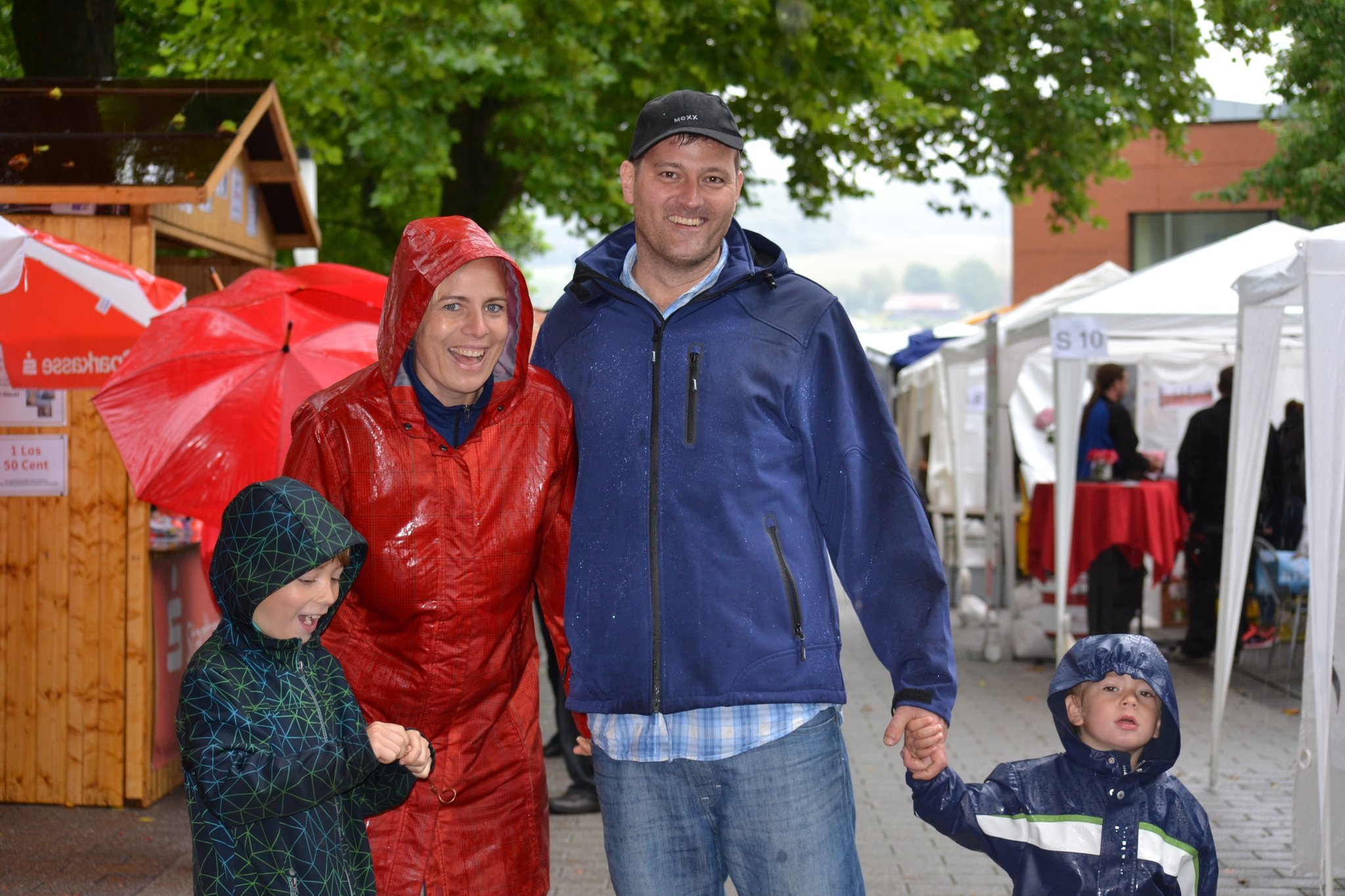 Diese Familie ist gut gelaunt. Daran kann auch das Regenwetter nichts ändern. Foto: lokalkompass.de/ Nathalie Kehl