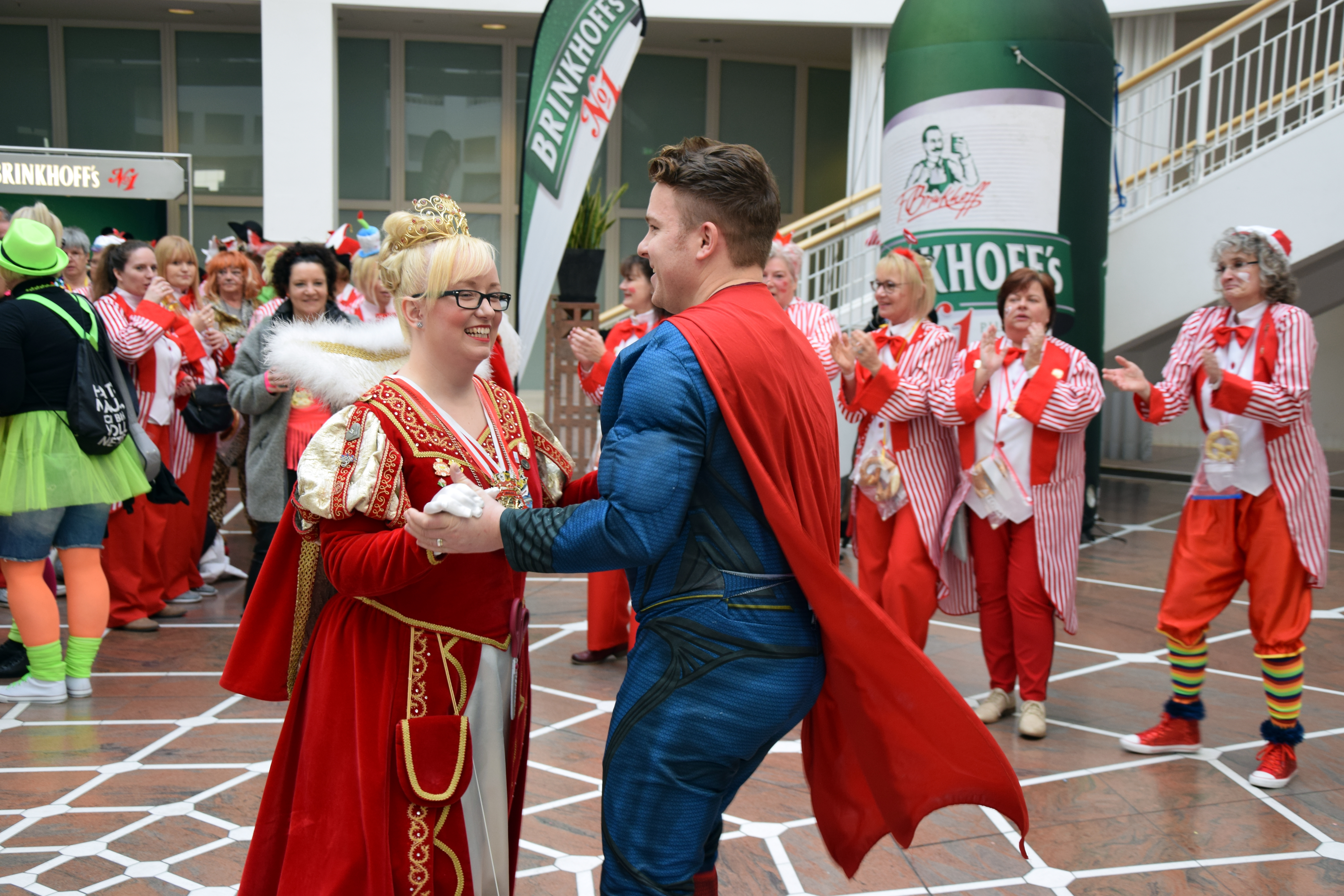 Mit einem Tänzchen startete Prinzessin Angelika II. in die Weiberfastnacht.