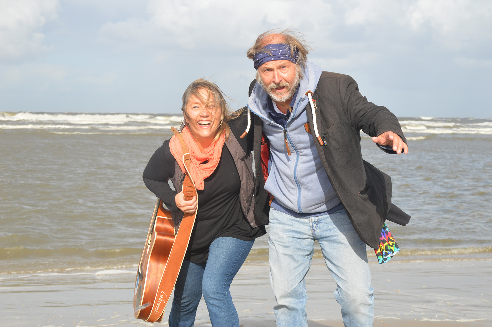 Klaus-Peter Wolf liebt den Kontakt zu seinem Publikum und wird auf seinen Lesereisen oft von seiner Frau Bettina Göschl begleitet, die die Veranstaltung musikalisch untermalt. Passend zu den Ostfriesenkrimis hat sie Krimilieder geschrieben und bereits zwei Krimilieder-CDs veröffentlicht. Nach Gelsenkirchen kommt das Erfolgspaar leider erst im Herbst. Foto: Holger Bloem