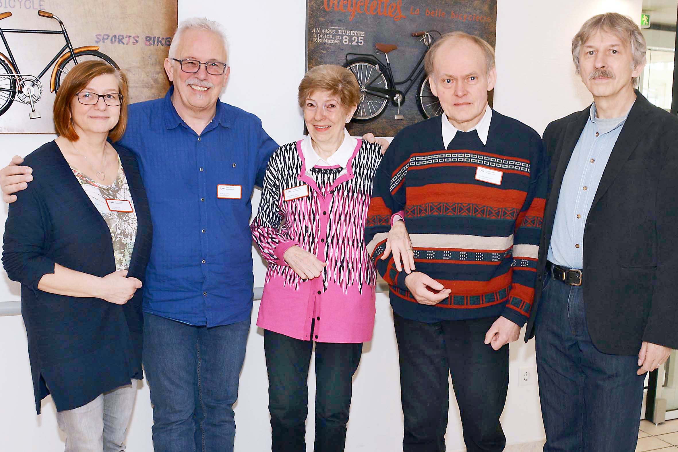 Verabschiedung im kleinen Kreise: Ute Sperling (l.) vom Sozialdienst, Einrichtungsleiter Rolf Taubert (2.v.l.), und Peter Waren (r.) vom Karola-Zorwald-Seniorenzentrum der AWO verabschiedeten und dankten Heidi Majewski (3.v.l.) und Günter Liebendahl (2.v.r.), die ihre ehrenamtliche Tätigkeit im Hause nach über 14 Jahren nun beendet haben.