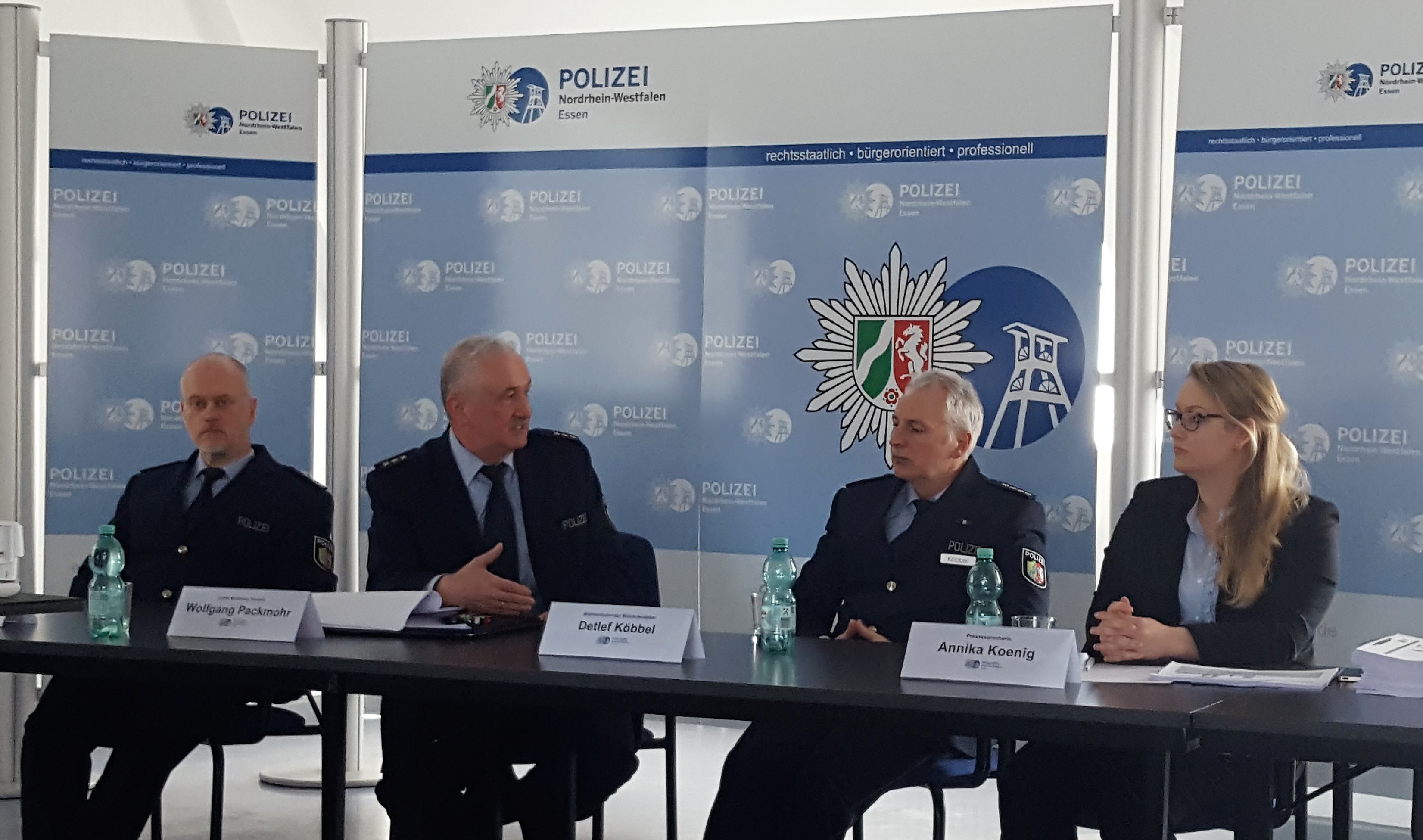 Engagiert stellte Wolfgang Packmohr (2.v.l.) Kollegen und der Öffentlichkeit den Jahresbericht zur Verkehrsunfallentwicklung vor.
Foto: Henschke