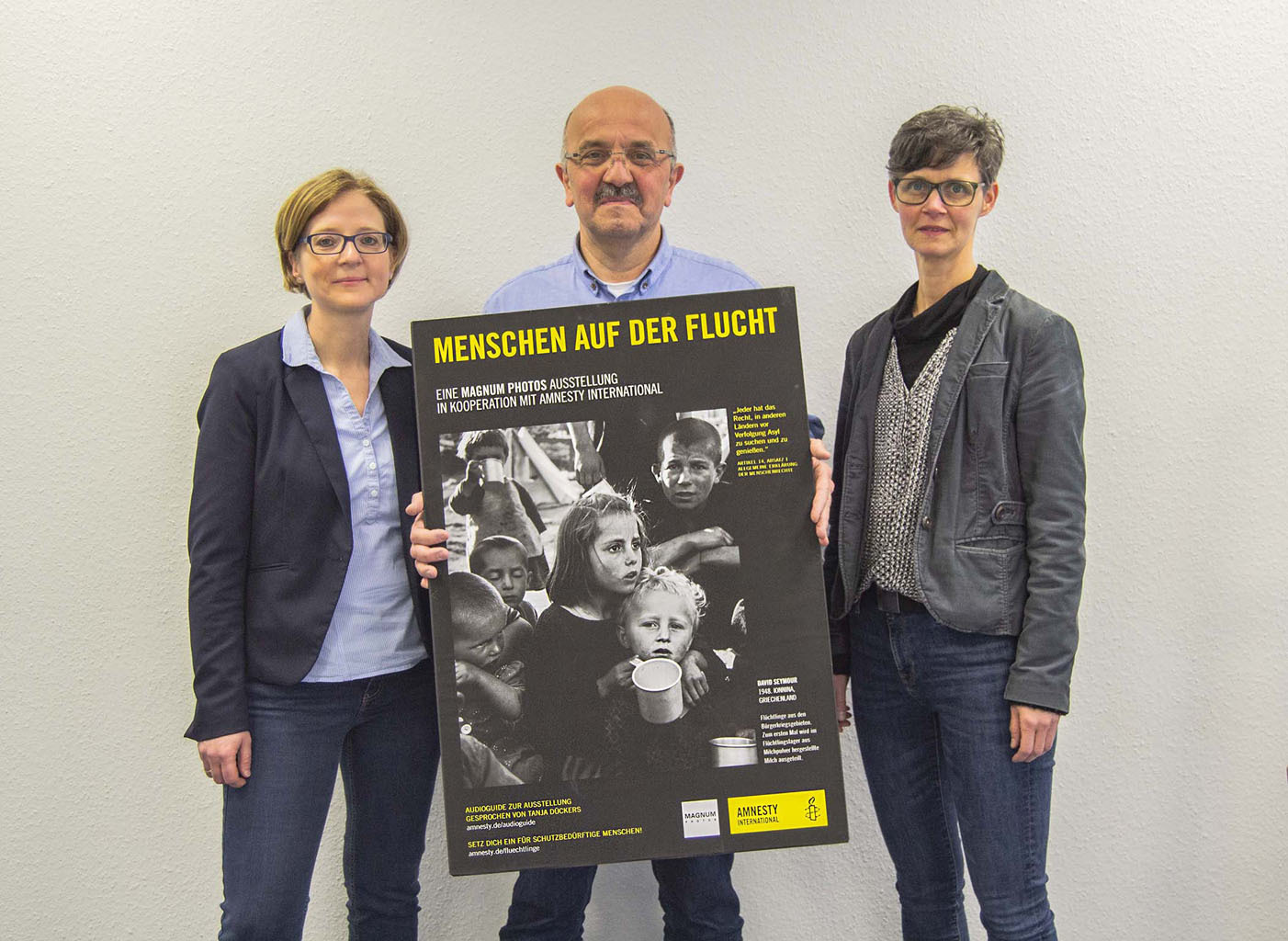 Vertreter von Integrationsrat, Amnesty International und Stadt Iserlohn werben für die eindrucksvolle Ausstellung „Menschen auf der Flucht“. Foto: Stadt