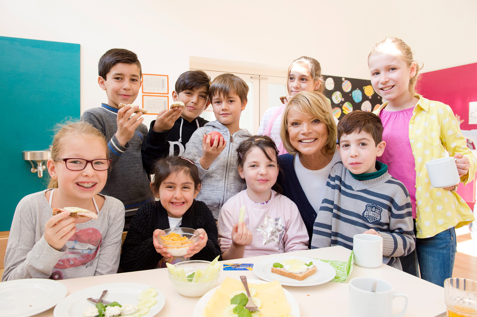 Mit ihrem Verein will Uschi Glas Brot und Zeit geben. Kinder erhalten ein ausgewogenes Frühstück und starten motiviert in den Tag. Vorbereitet und betreut wird das Essen von mehr als 1.400 Senioren deutschlandweit.