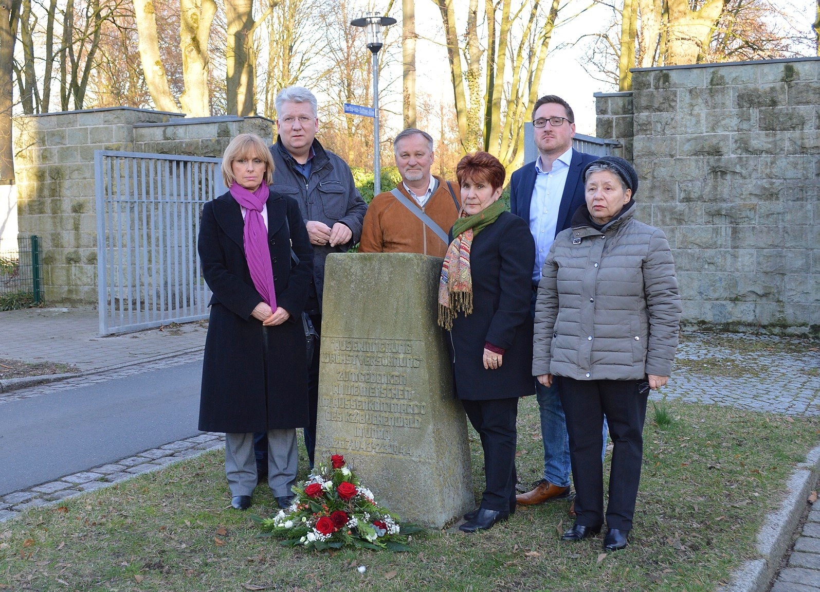 Ksenija Sakelsek (1. v.l.), Hartmut Ganzke (2. v.l.) Alexandra Khariakova (4. v.l.) und Sebastian Laaser (5. v.l.) erinnerten zusammen mit weiteren Vertretern der Jüdischen Gemeinde an die Schließung des KZ Außenkommandos Buchenwald in Unna.
