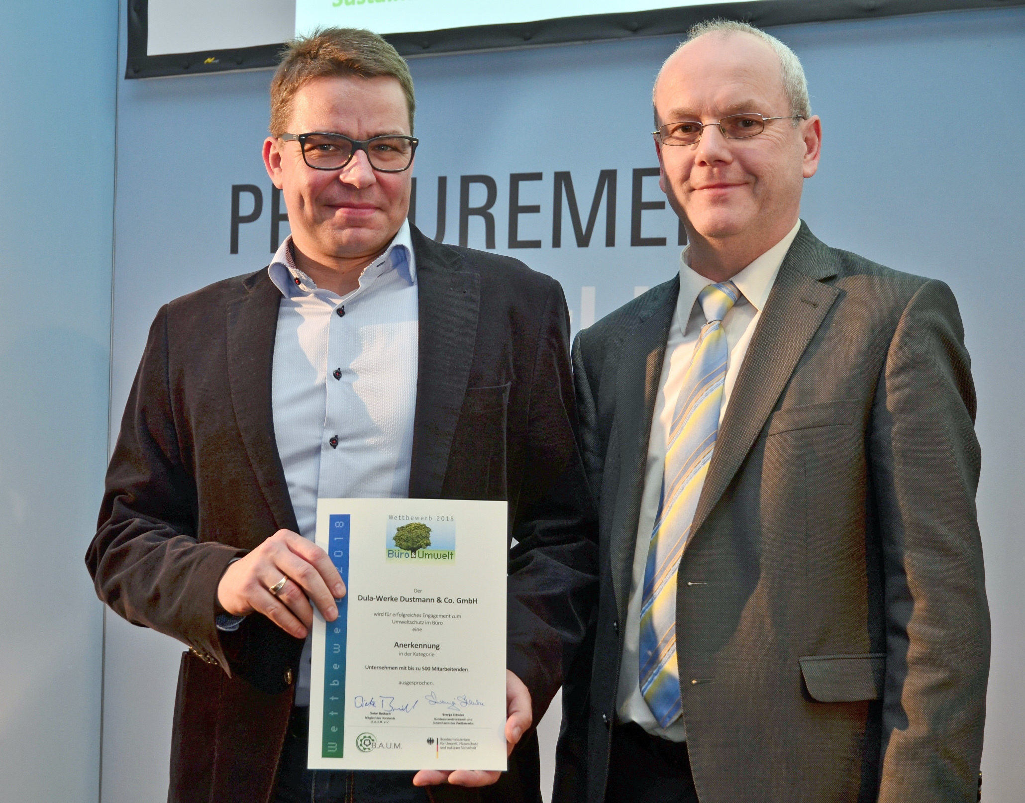 Patrick Auschner (ISO-Managementbeauftragter bei Dula) nahm die Urkunde „für erfolgreiches Engagement zum Umweltschutz im Büro“ von Dieter Brübach (Vorstandsmitglied der Initiative B.A.U.M.), entgegen.