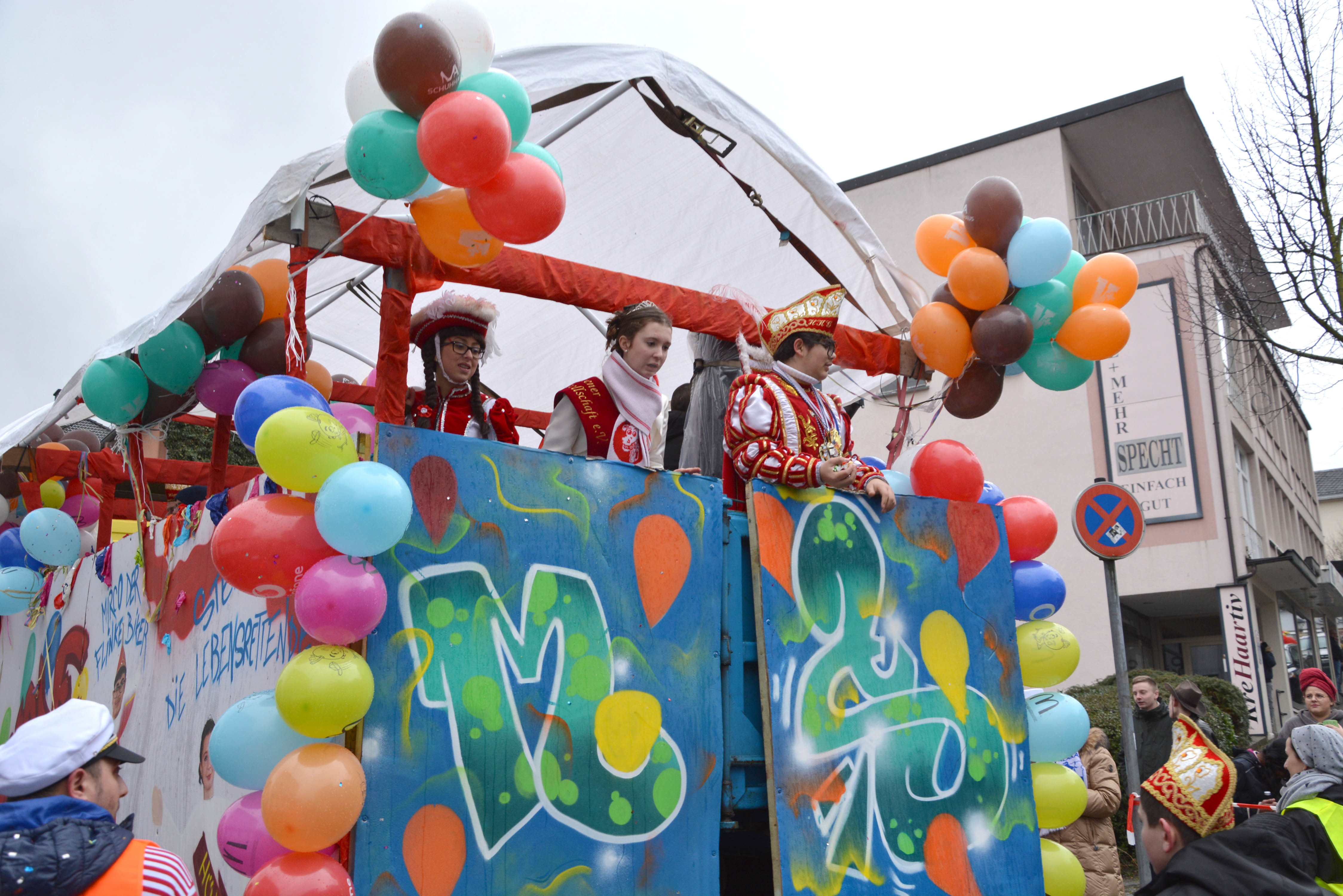 Am kommenden Sonntag, 3. März, findet von 14 bis ca. 16.30 Uhr der Karnevalsumzug im Stadtteil Arnsberg statt. Hierfür werden verschiedene Straßen gesperrt, Umleitungen eingerichtet sowie Park- und Halteverbote eingerichtet.