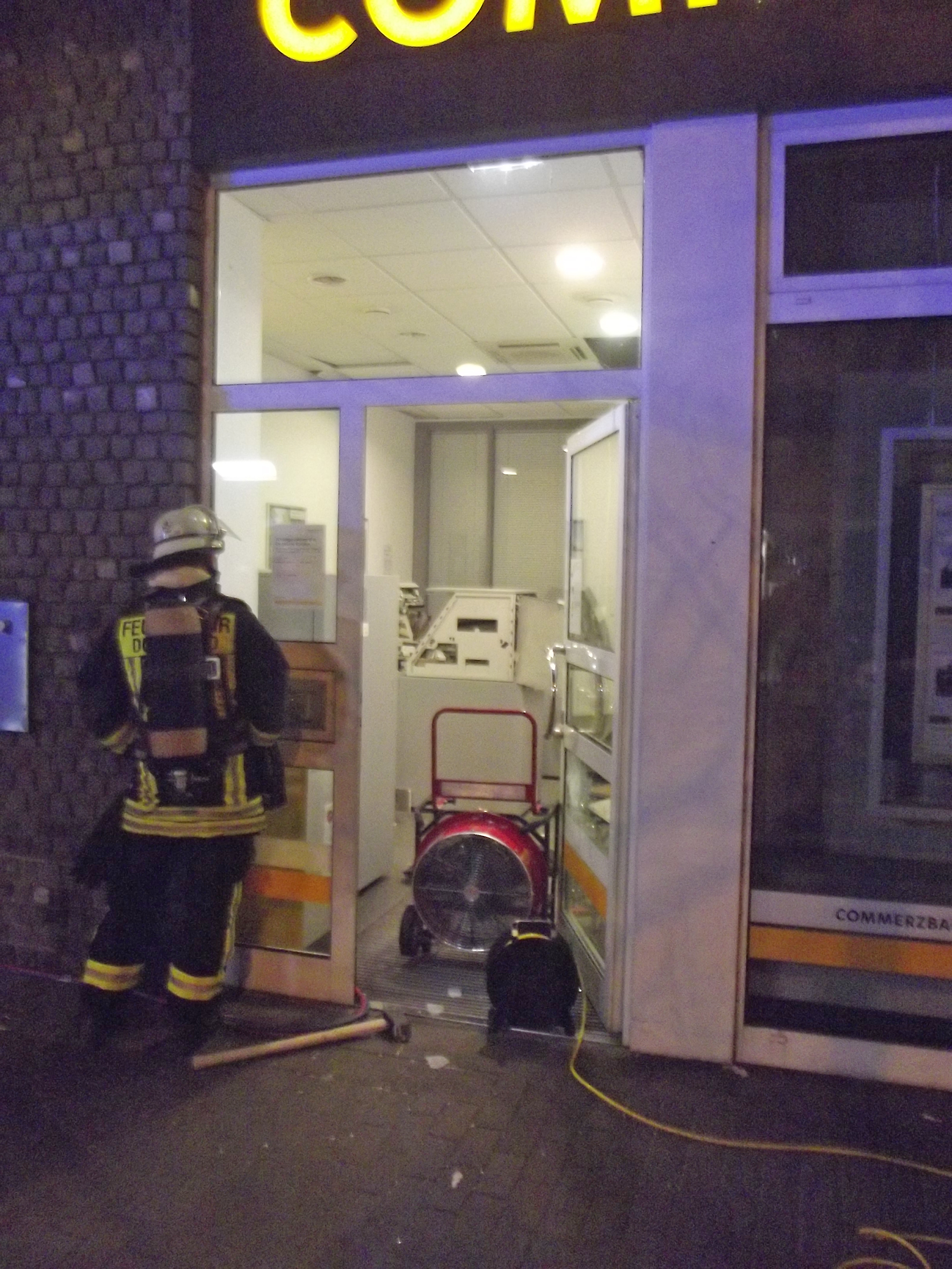 Die alarmierte Feuerwehr sicherte unter anderem die Gasflaschen und belüftete den verrauchten Bank-Vorraum am Brackeler Hellweg 136.
