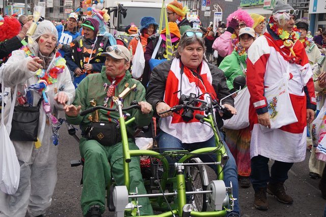 Mit E-Bike-Tandems, zu Fuß und auf dem eigens gestalteten Wagen waren die Lebenshilfe-Bewohner beim Langenfelder „Zoch“ dabei. 