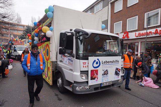 Der Lebenshilfe-Wagen mit den Wagenengeln von UPS.
