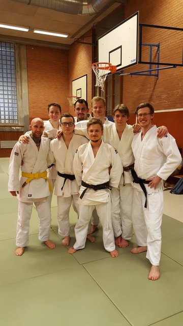 Das Warm-up für die Liga ist gelungen: Die Männer vom Judo-Team Holten gewannen in Borbeck achtmal Edelmetall und damit zugleich den Mannschaftswettbewerb. (Foto: Judo-Team Holten)