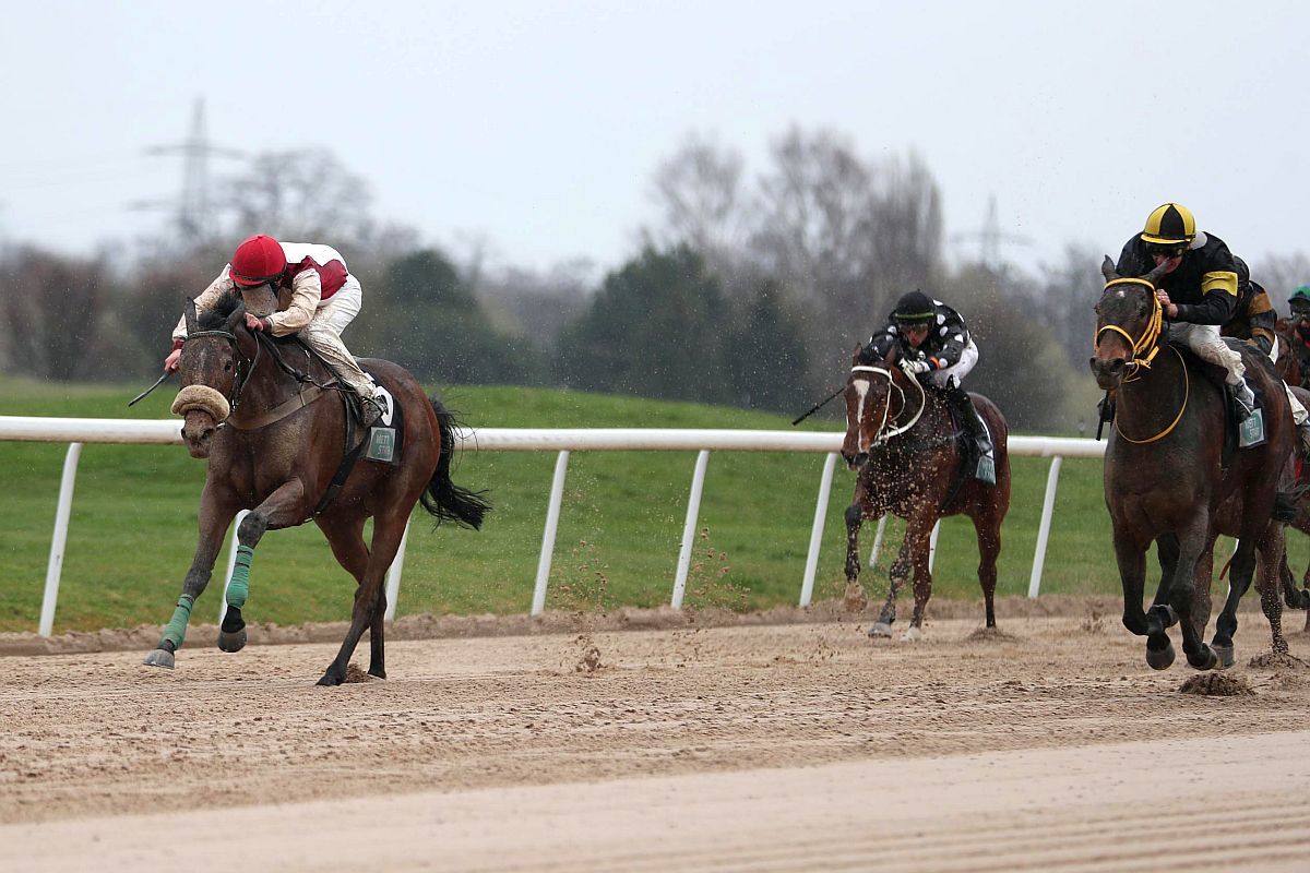 Thorpe Bay (li.) mit Maxim Pecheur gewinnt das Hauptrennen (Foto Rühl / DRV)