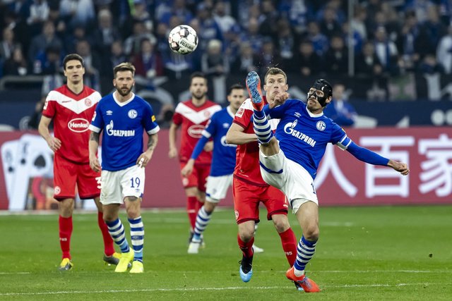 Benjamin Stambouli (r.) spielte erstmals seit seinem Ende Januar erlittenen Jochbeinbruch wieder für Schalke - mit einer Spezialmaske. Speziell war die Partie gegen Fortuna Düsseldorf für den Vize-Kapitän nicht nur wegen der deutlichen 0:4-Niederlage. | Foto: Gerd Kaemper