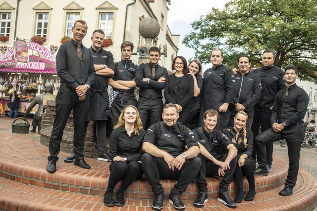 Mit ihrem Chef freute sich das gesamte Serviceteam über den Stern des Guide Michelin.