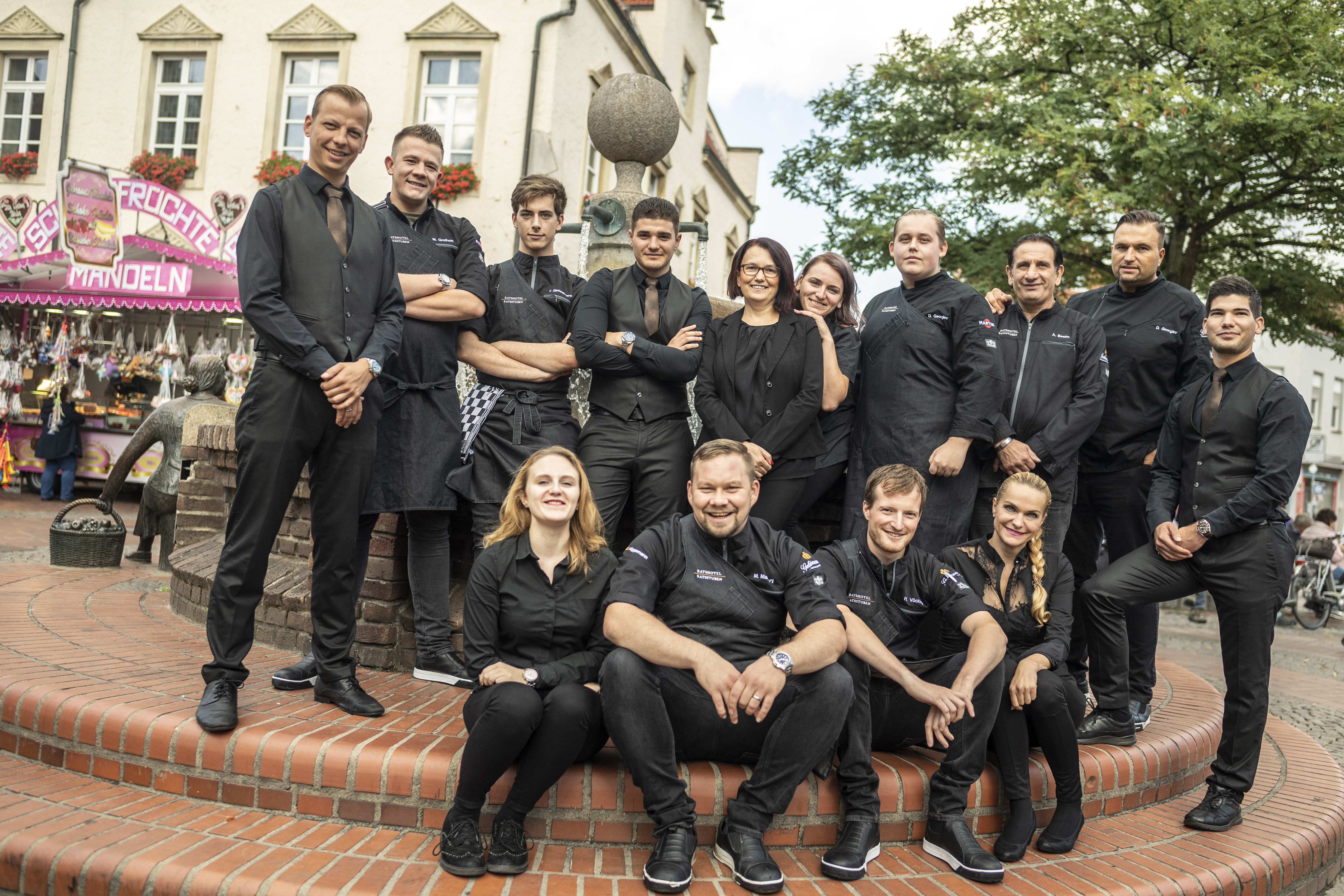Mit ihrem Chef freute sich das gesamte Serviceteam über den Stern des Guide Michelin.