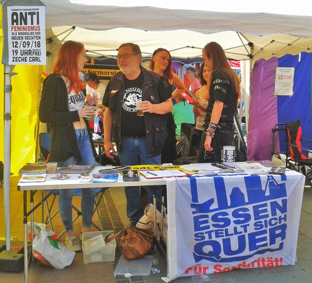 Ein Informationssstand von "Essen stellt sich quer" hier auf dem letztjährigen CSD Ruhr auf dem Kennedyplatz - Im Vordergrund Sonja Neuhaus und Max Adelmann
