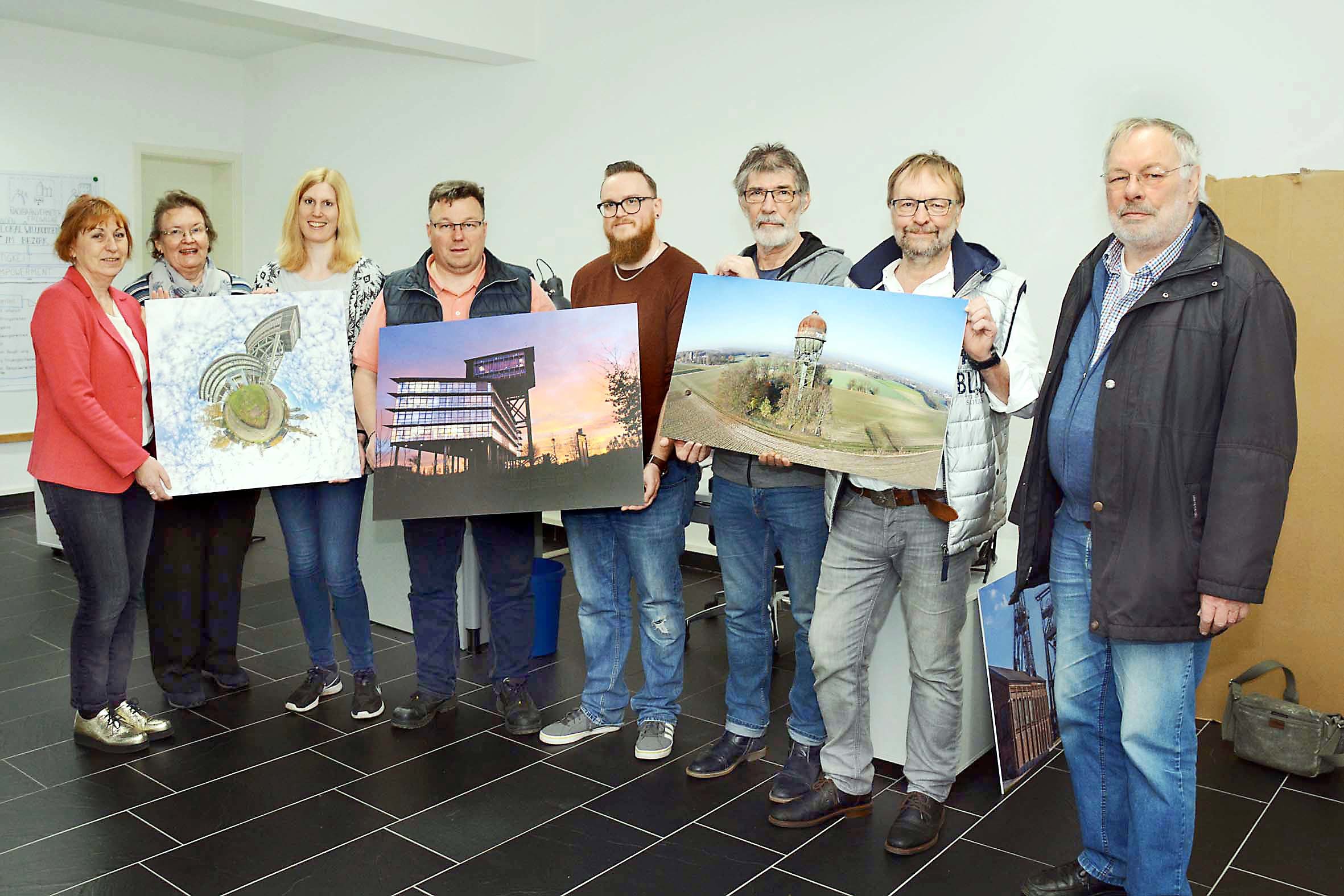 Bei der Übergabe der Evinger und Scharnhorster Heimatbilder im "Lokal Willkommen" (v.l.n.r.): Dorothee Lindemann-Güthe, Ulrike Kalthoff-Lübeck, Jacqueline Schering, Oliver Stens, Sebastian Volbert, Ulrich Möller, Ulrich Piechota und Dr. Rainer Lichte.