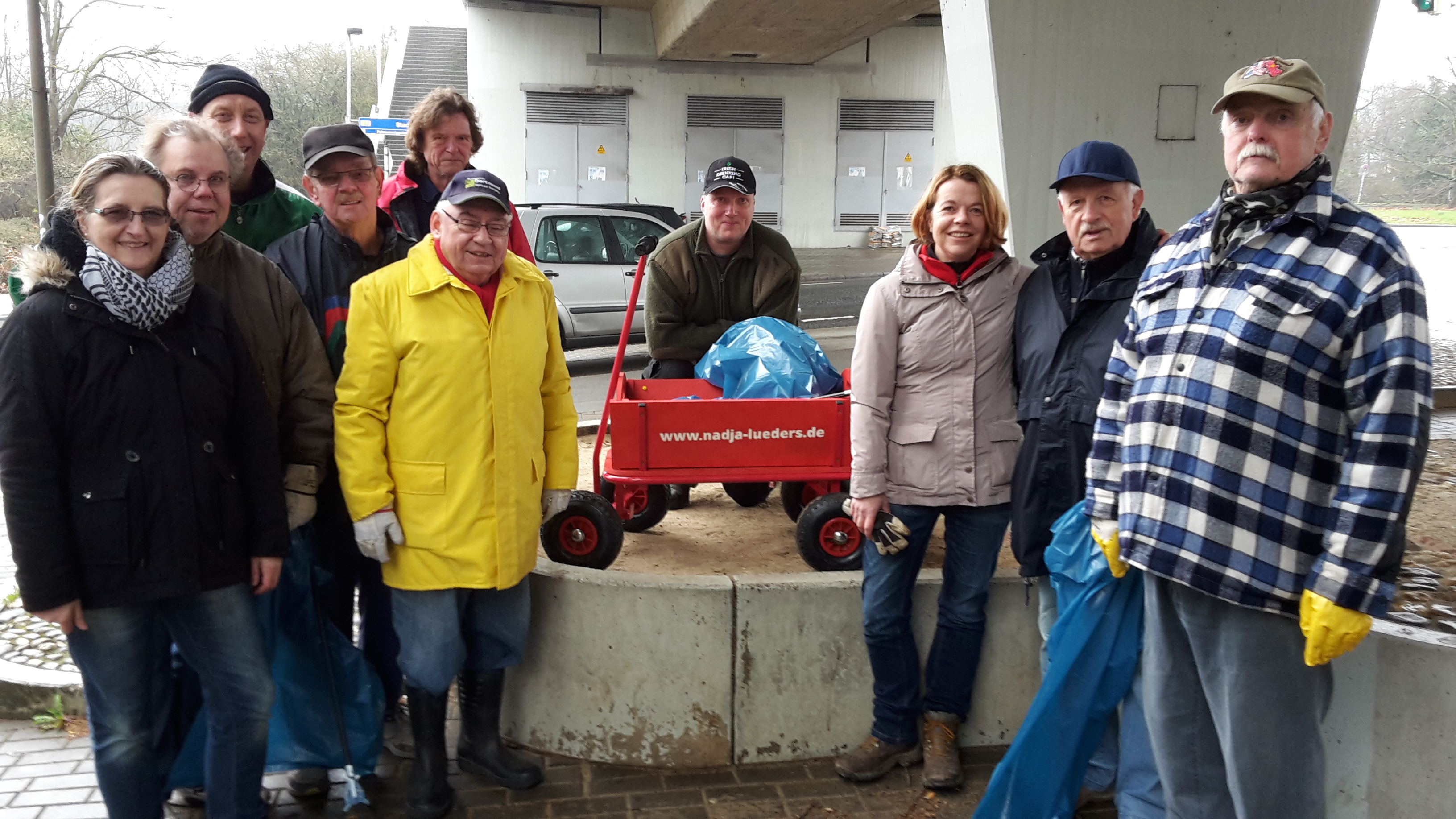 Wie hier vor zwei Jahren machen sich die Kirchderner Sozialdemokraten und ihre Mitstreiter am Stadtbahn-Halt "Kirchderne", Im Karrenberg, auf den Weg zur Frühjahrsreinigung im Stadtteil.